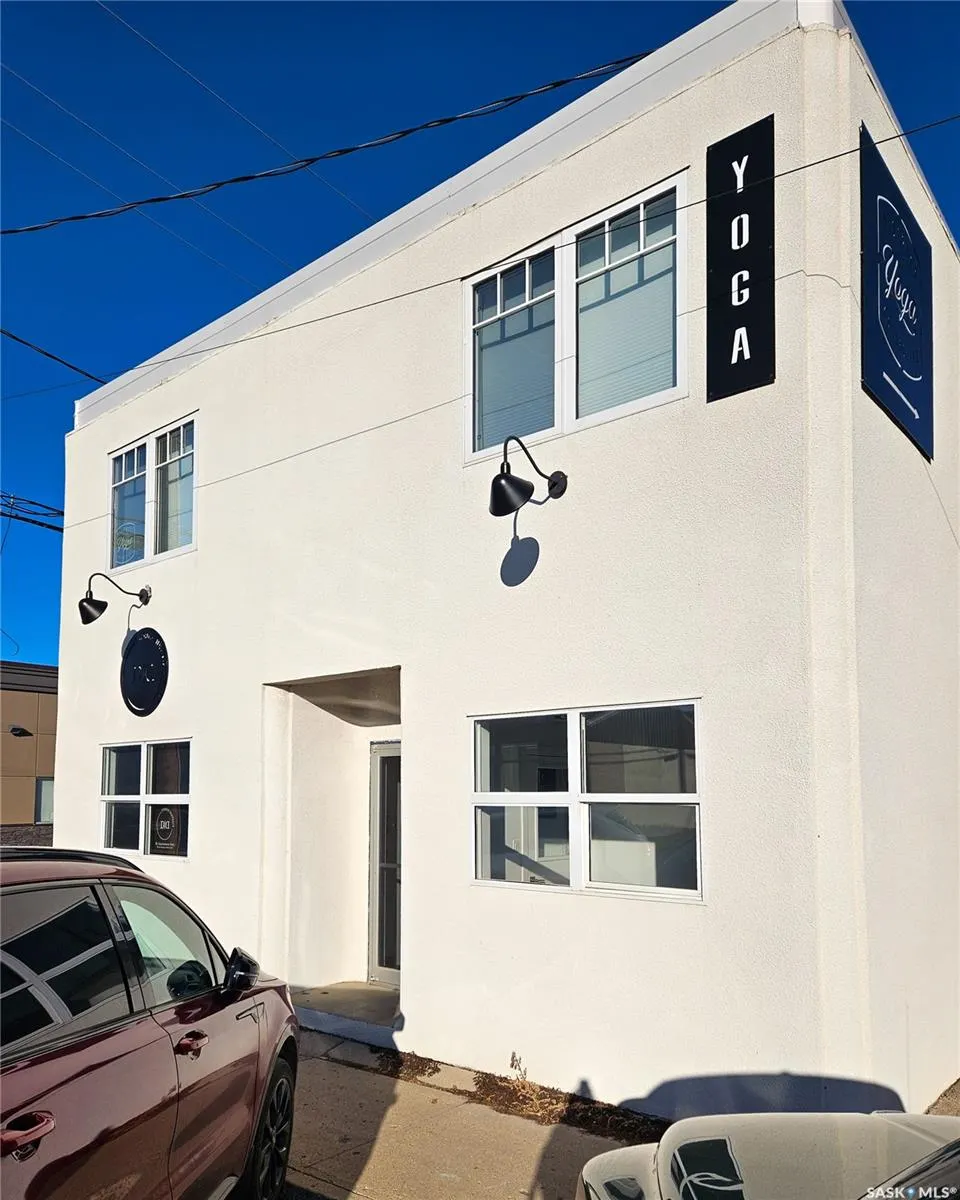 107 1st AVENUE W