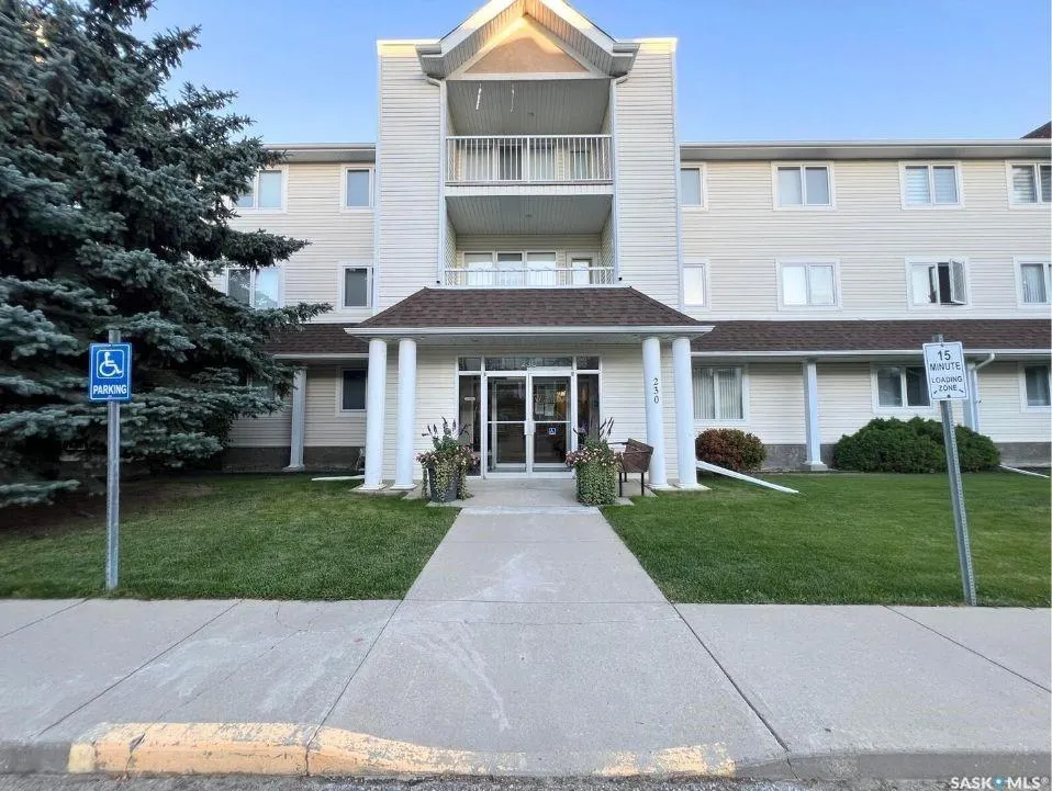 230 Lister Kaye CRESCENT, #201