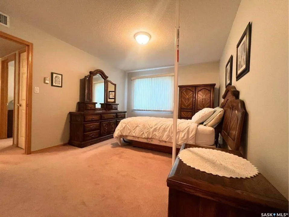 230 Lister Kaye CRESCENT, #201