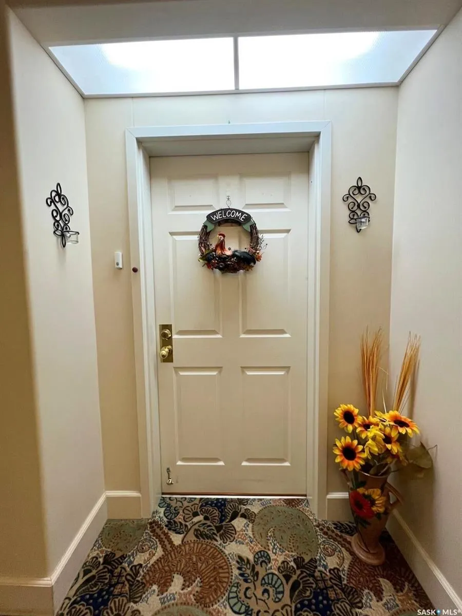 230 Lister Kaye CRESCENT, #201