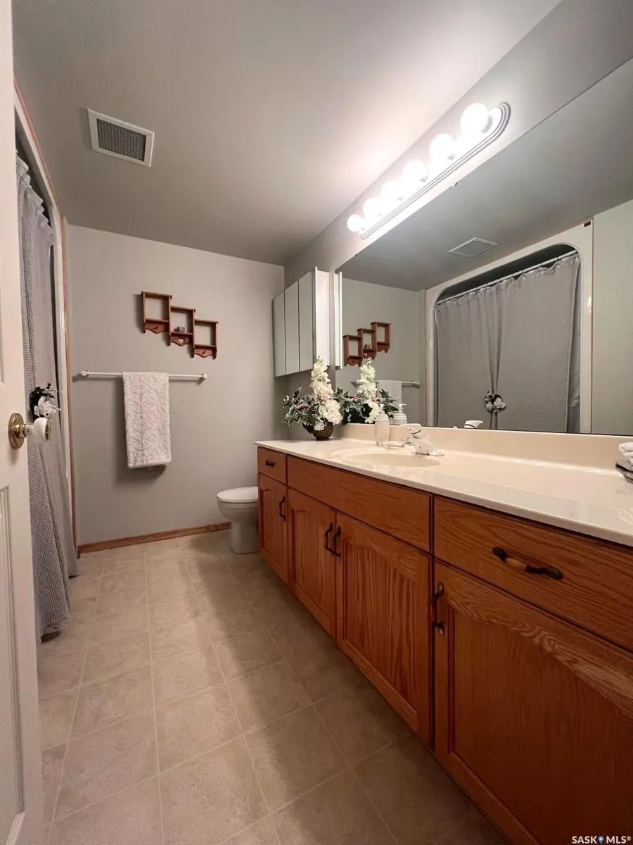 230 Lister Kaye CRESCENT, #201