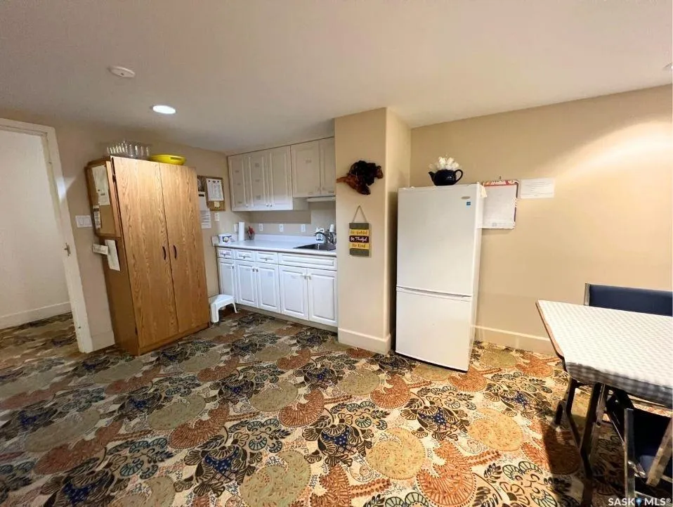 230 Lister Kaye CRESCENT, #201