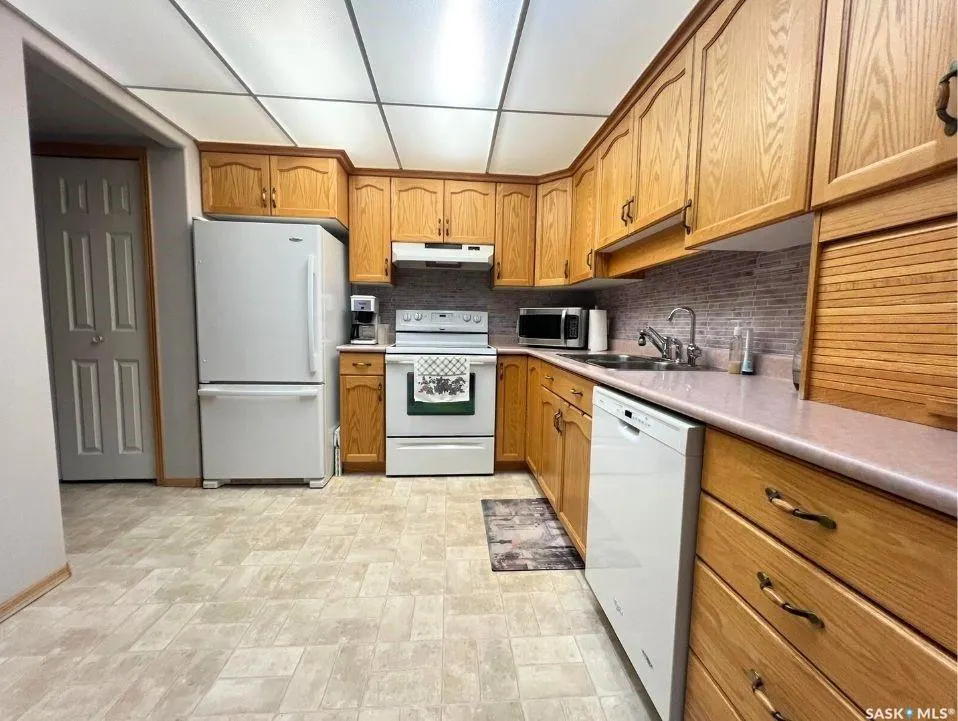 230 Lister Kaye CRESCENT, #201