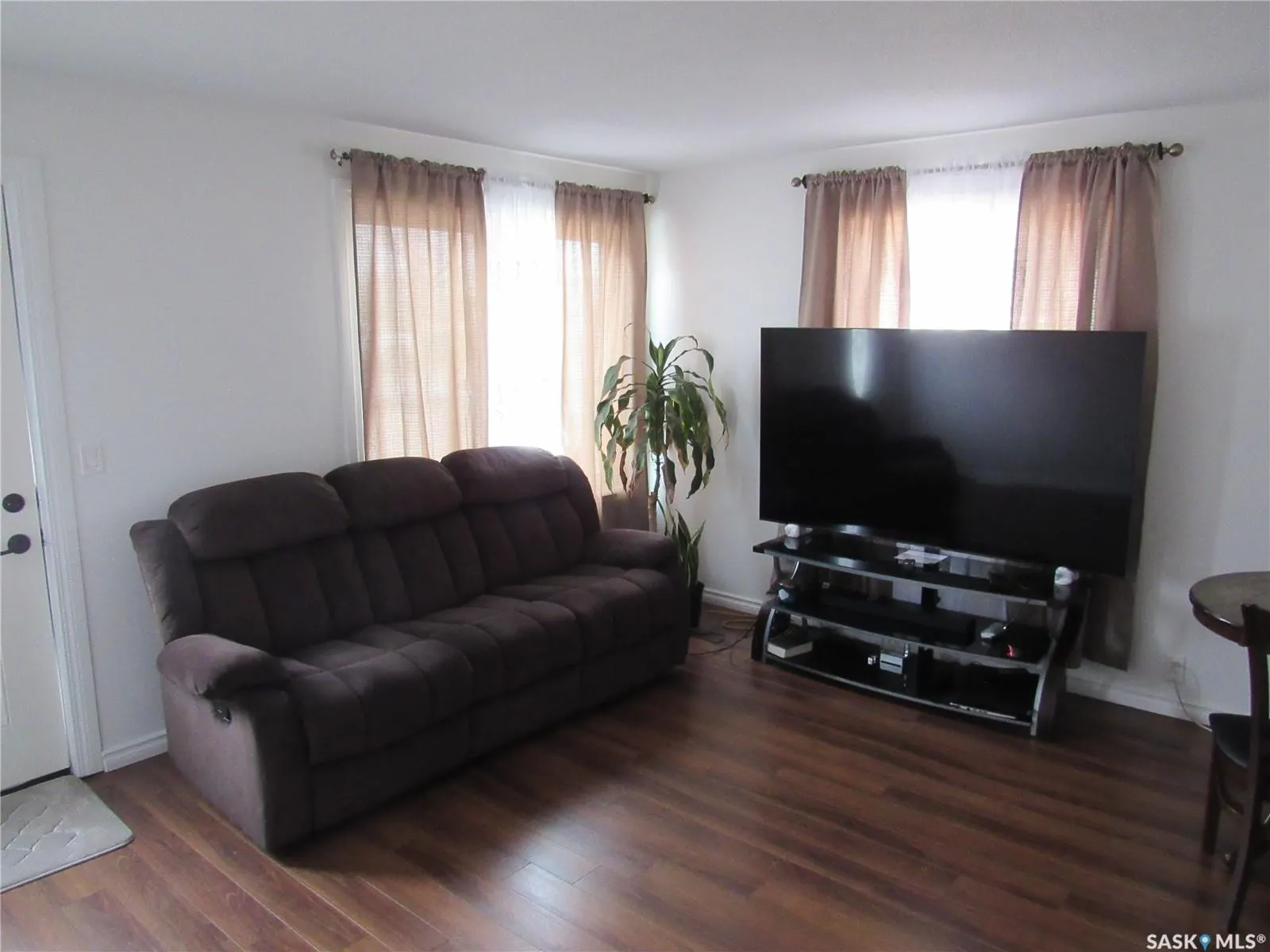 206 7th AVENUE W
