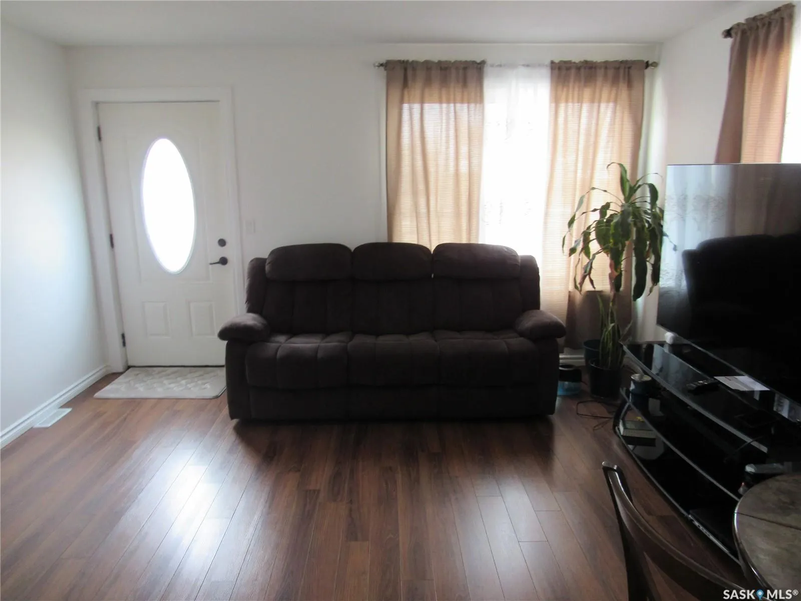 206 7th AVENUE W