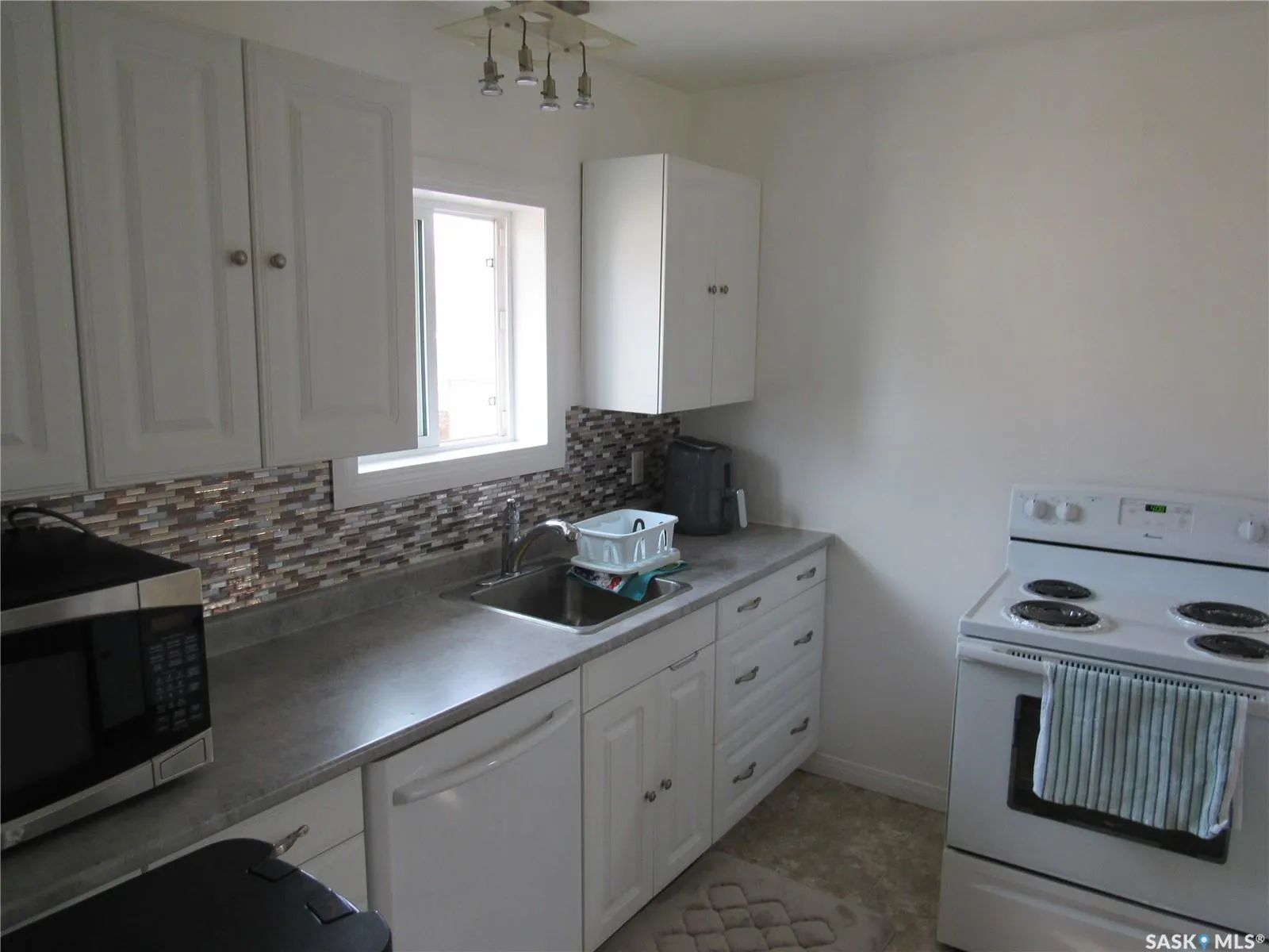206 7th AVENUE W