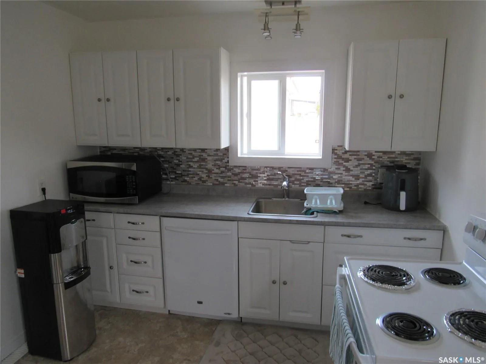 206 7th AVENUE W