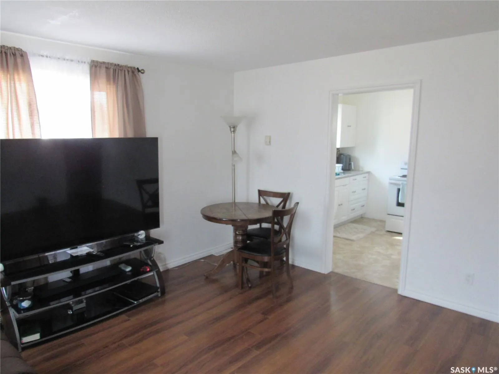 206 7th AVENUE W