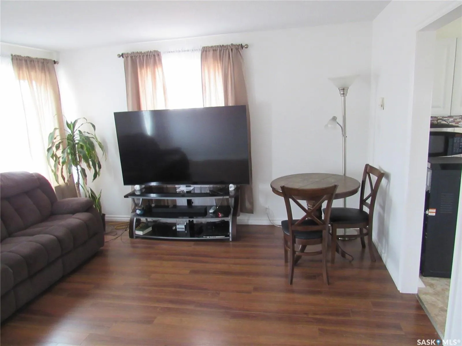 206 7th AVENUE W
