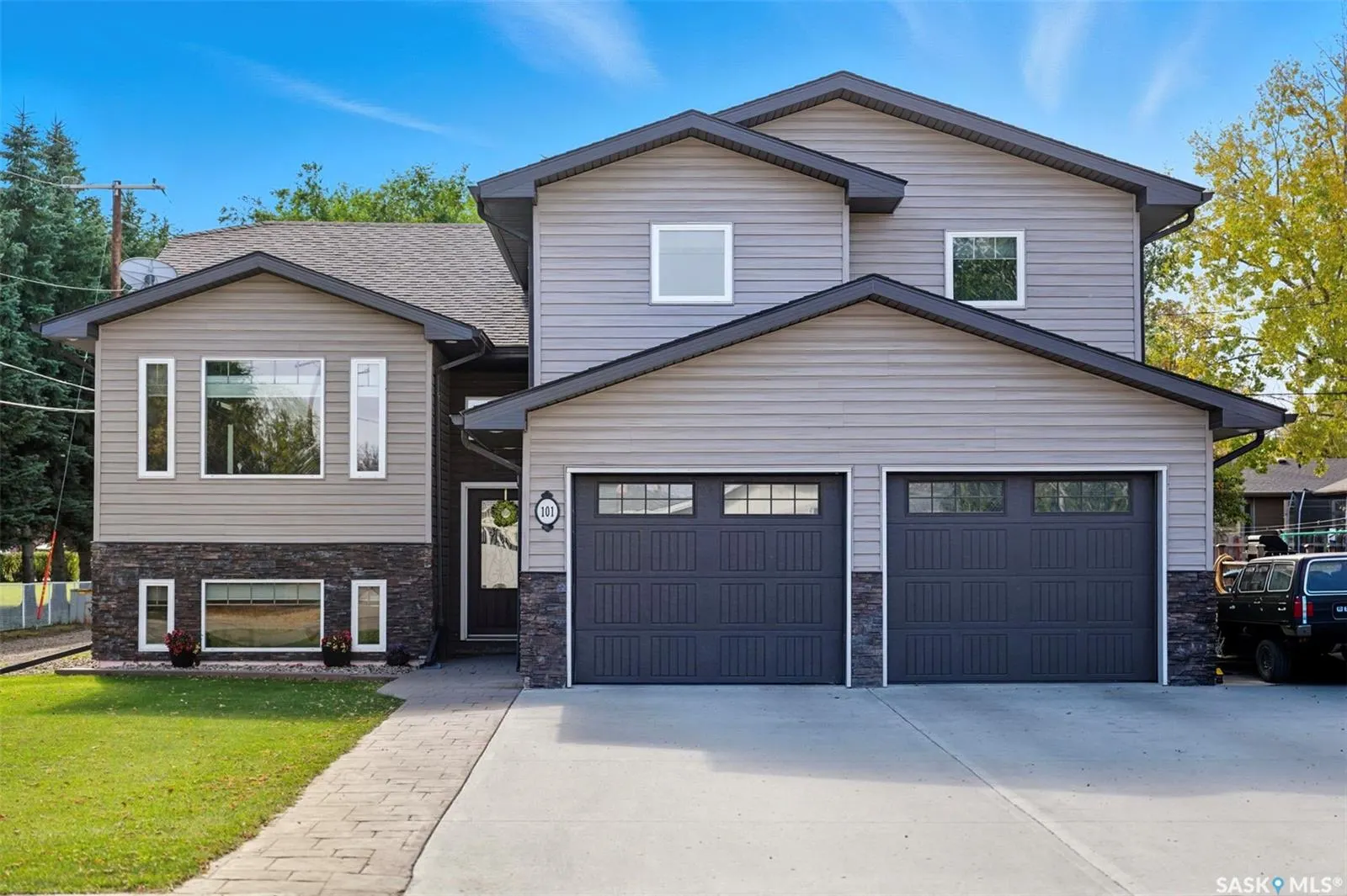 101 6th AVENUE W