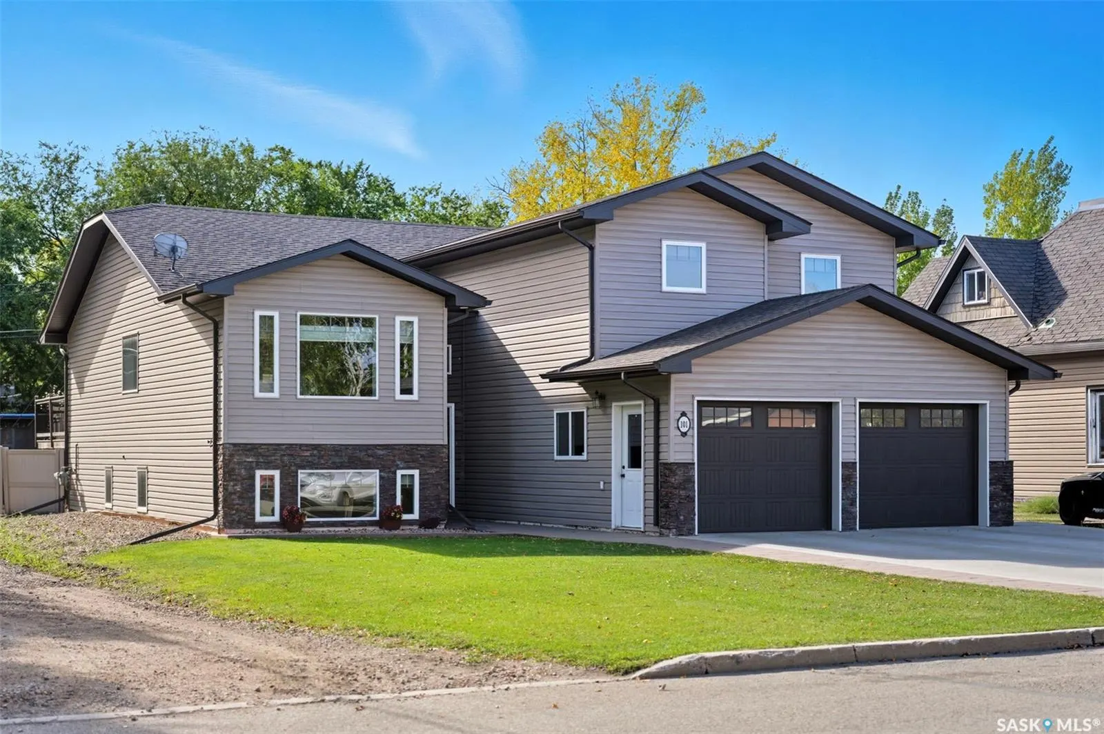 101 6th AVENUE W