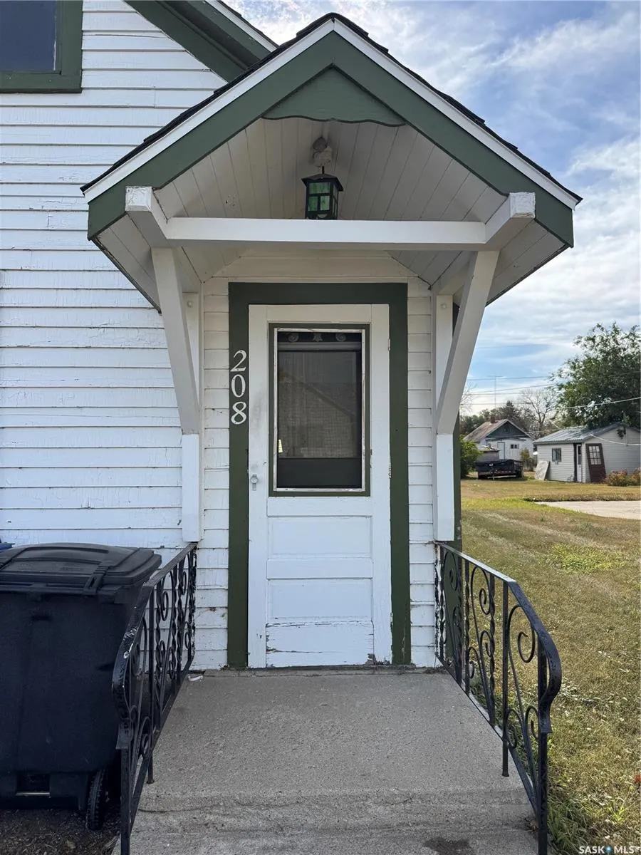 208 5th AVENUE W