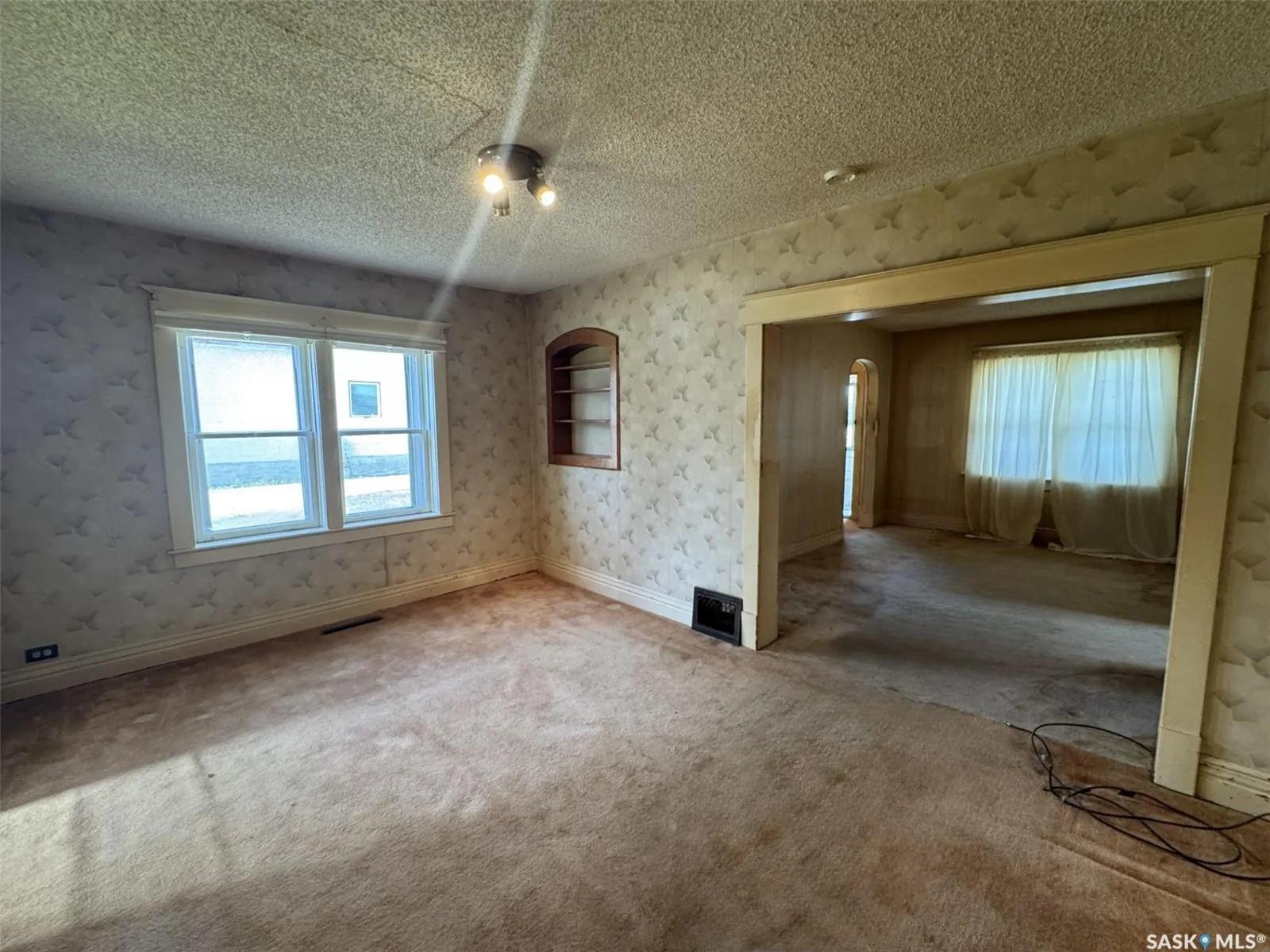 208 5th AVENUE W