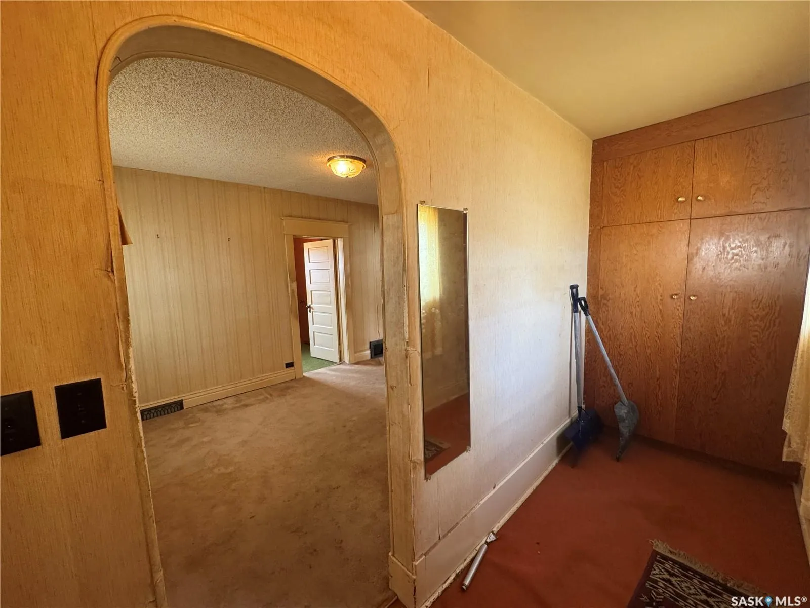 208 5th AVENUE W