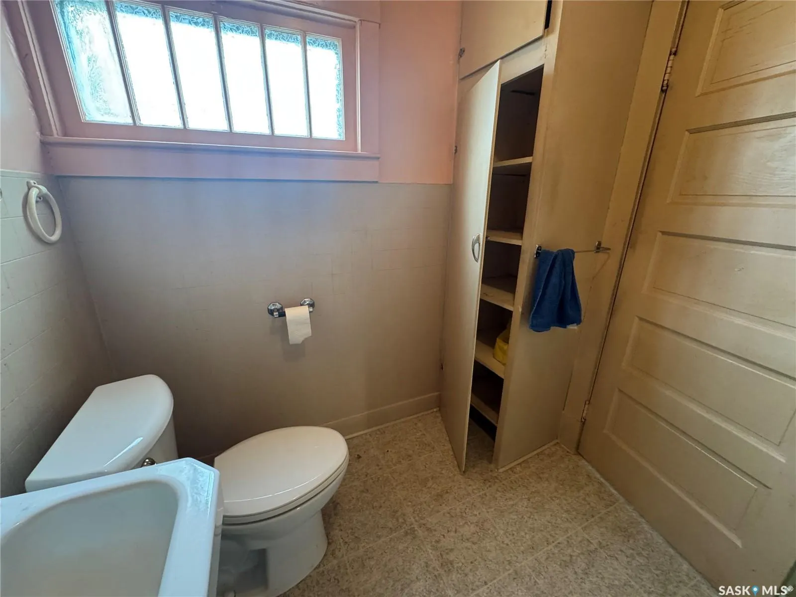 208 5th AVENUE W