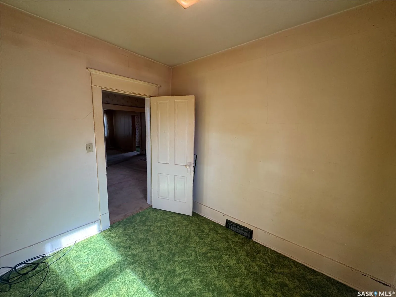 208 5th AVENUE W