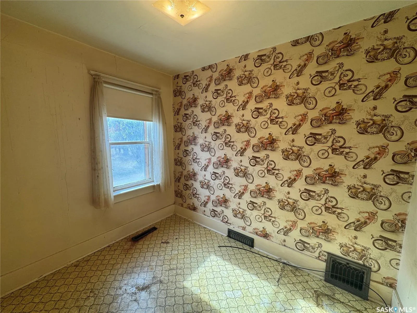 208 5th AVENUE W