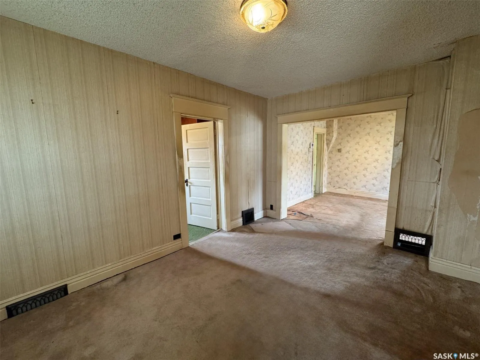 208 5th AVENUE W