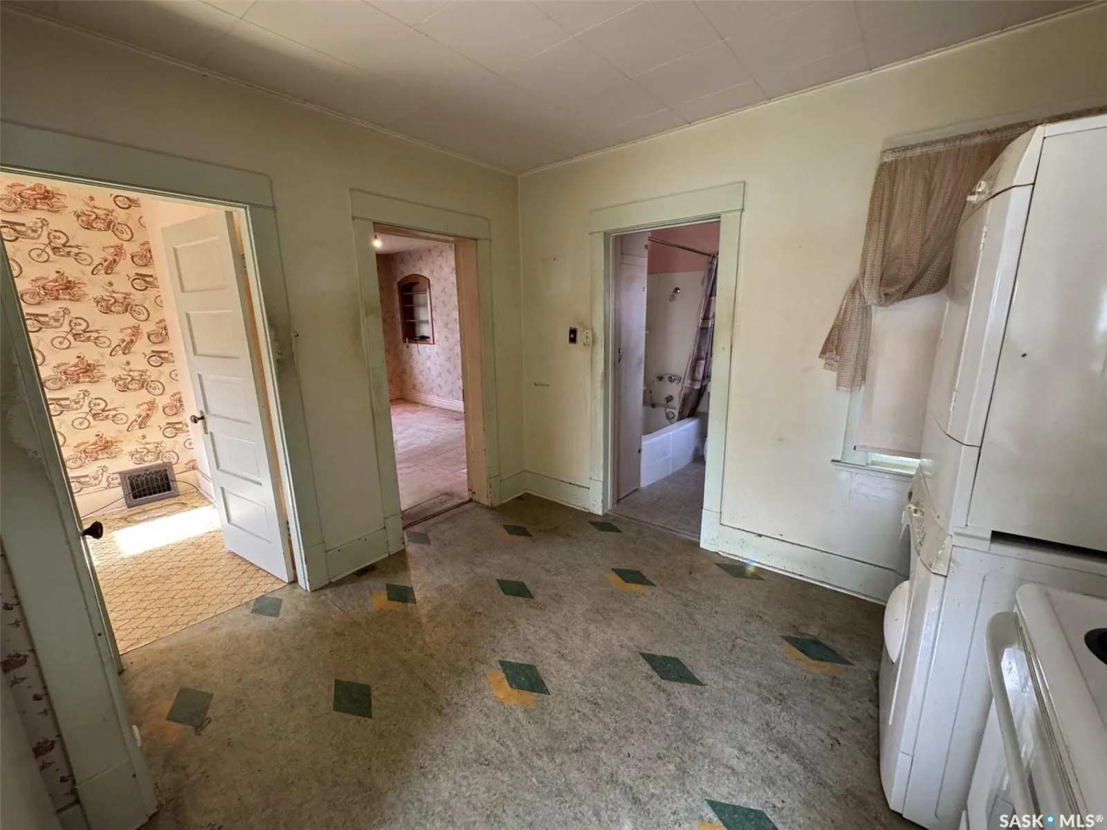 208 5th AVENUE W