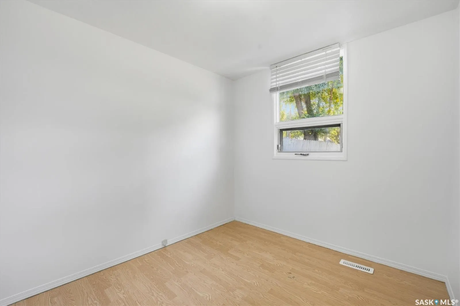 524 2nd STREET E