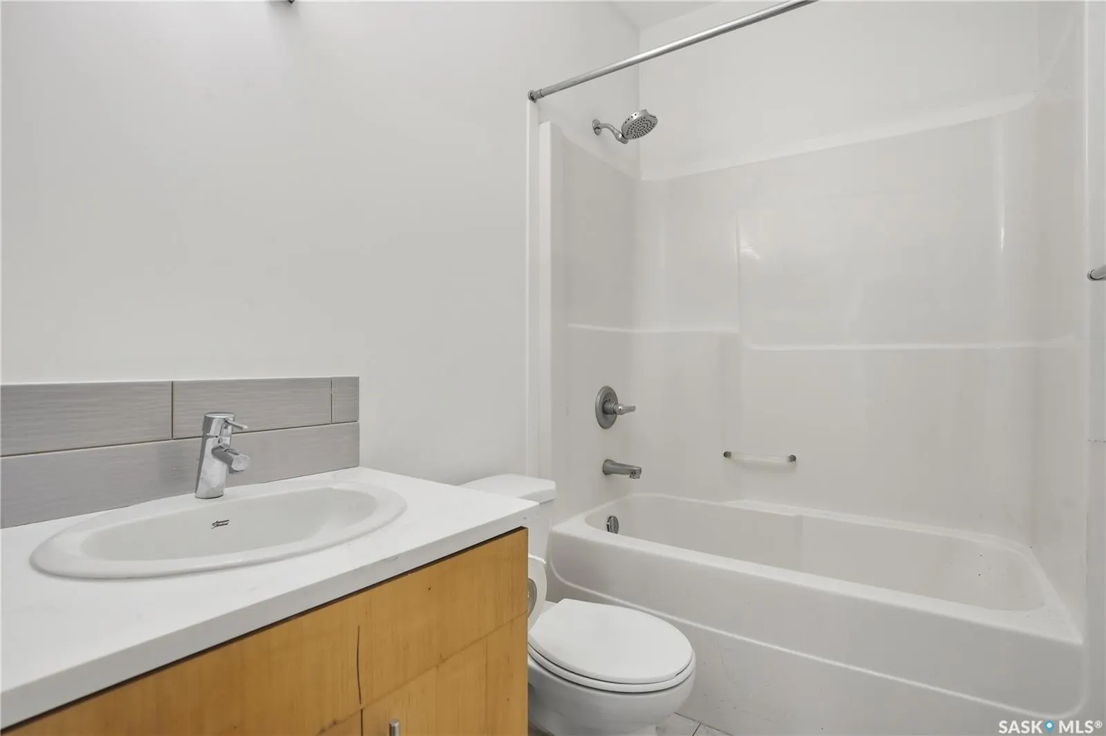 2106 Laurier CRESCENT E