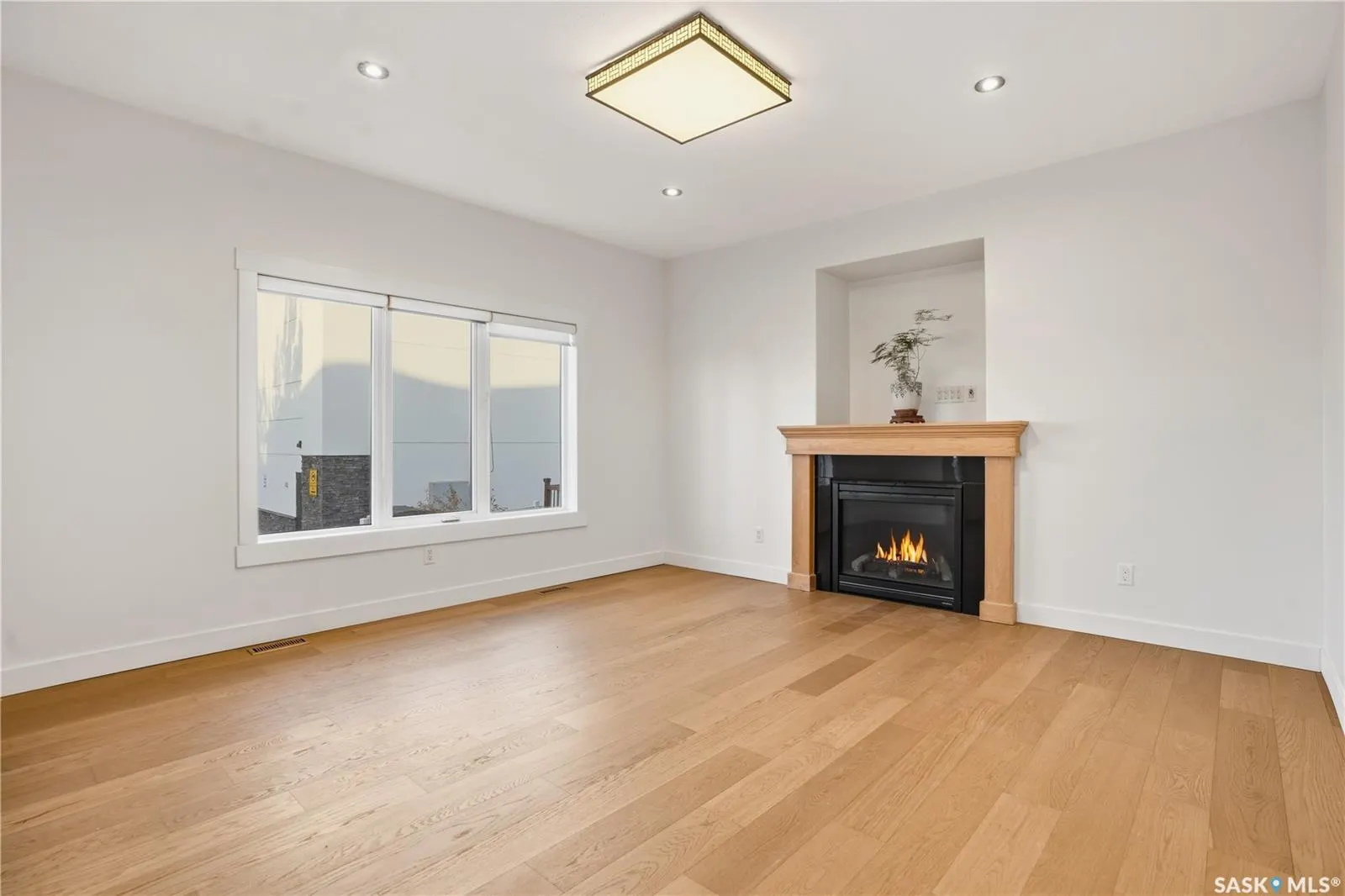 2106 Laurier CRESCENT E