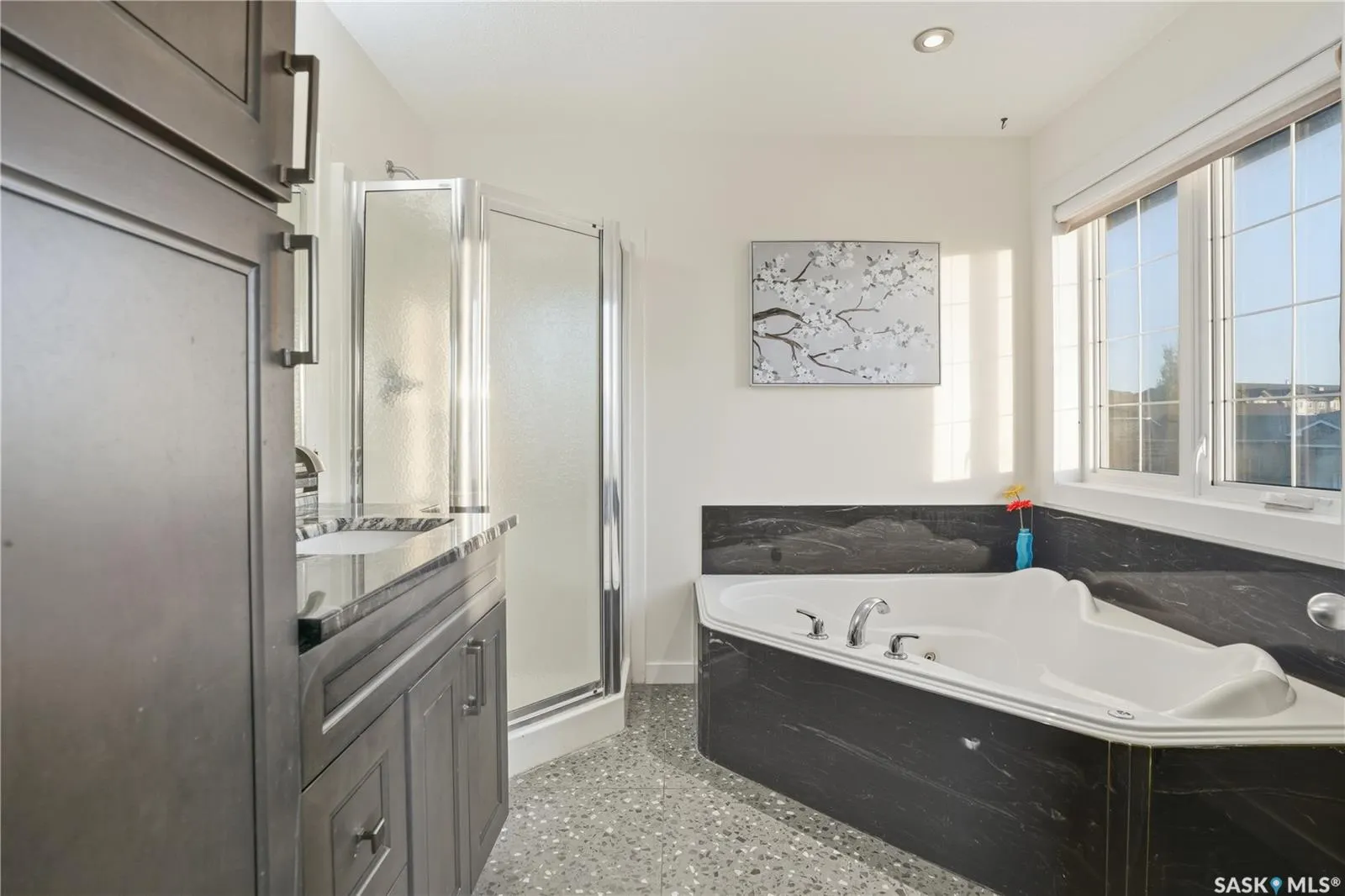 2106 Laurier CRESCENT E