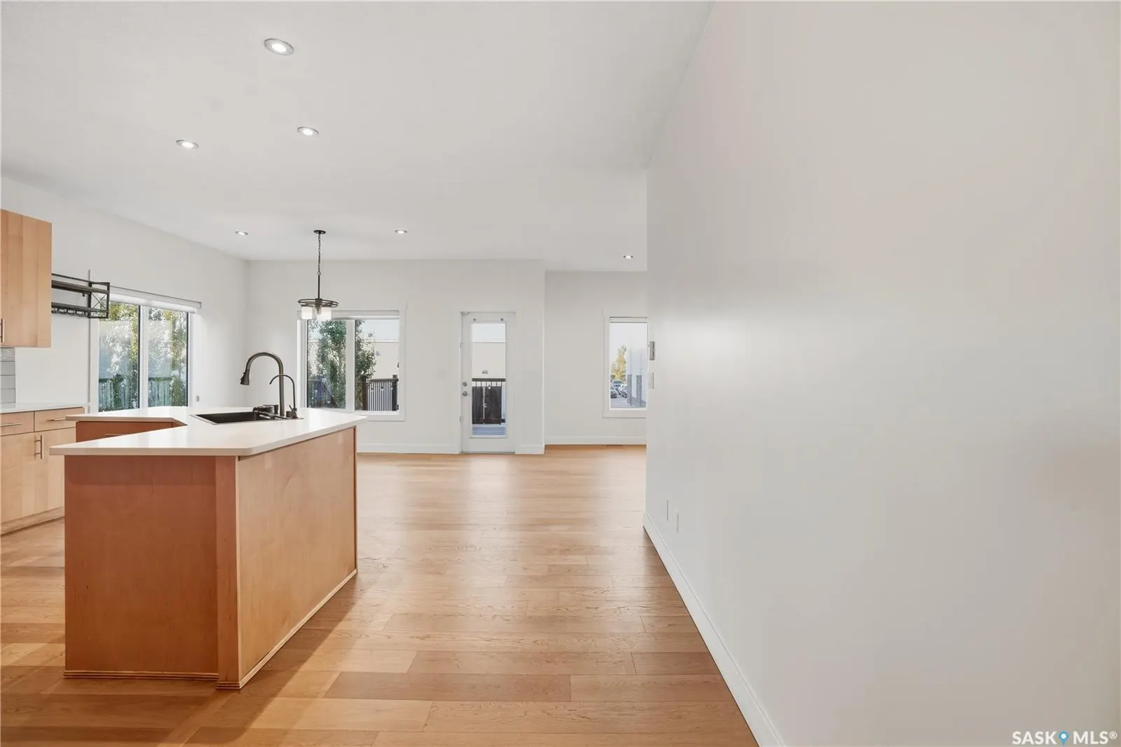 2106 Laurier CRESCENT E