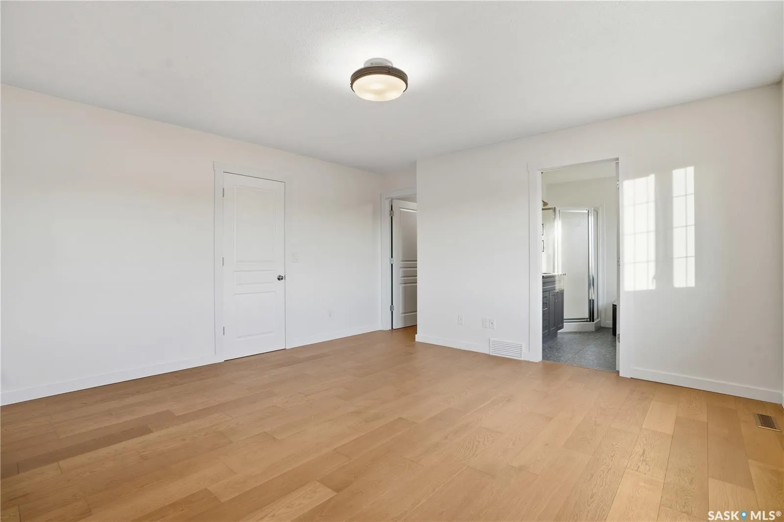 2106 Laurier CRESCENT E