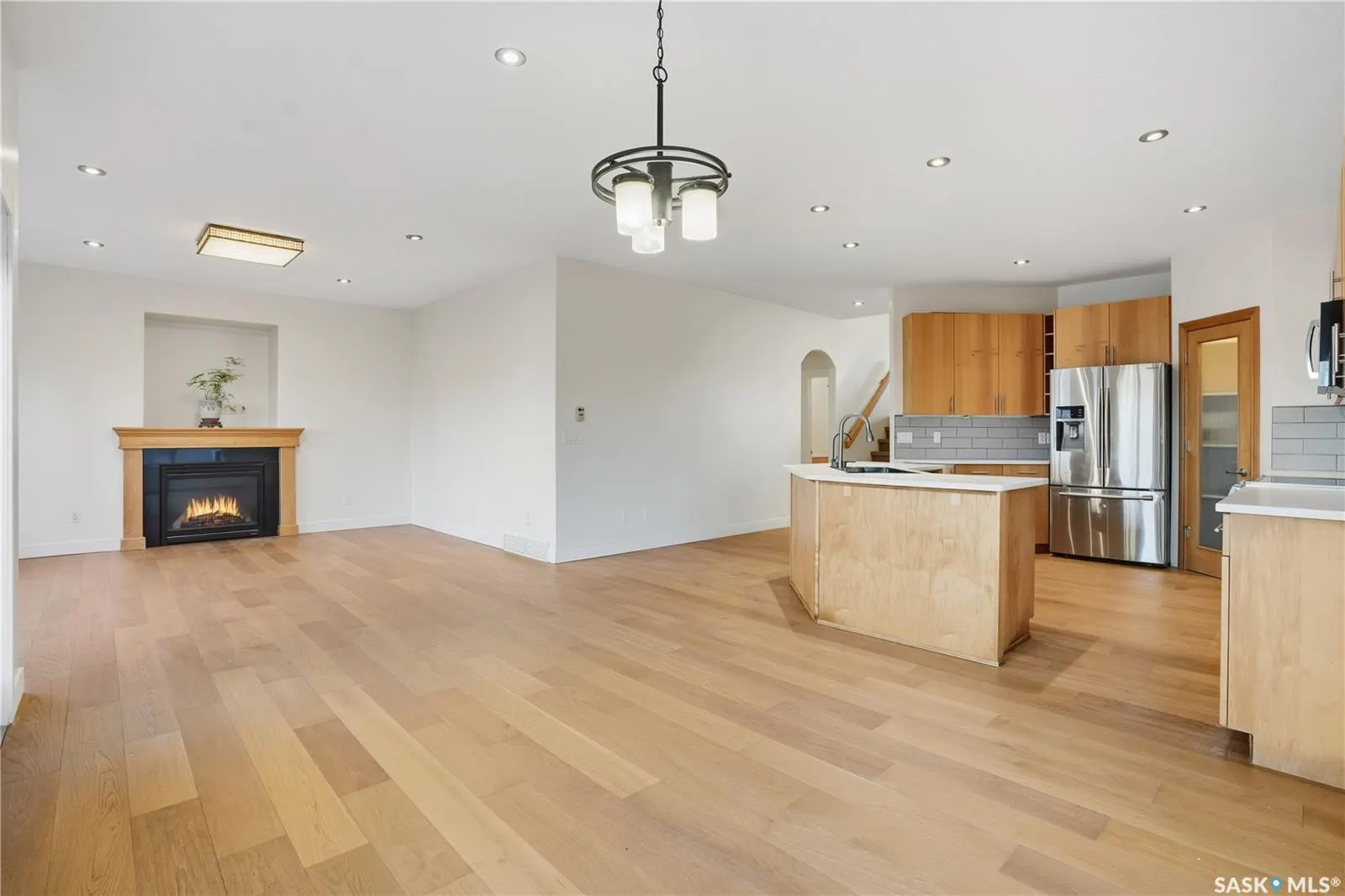 2106 Laurier CRESCENT E
