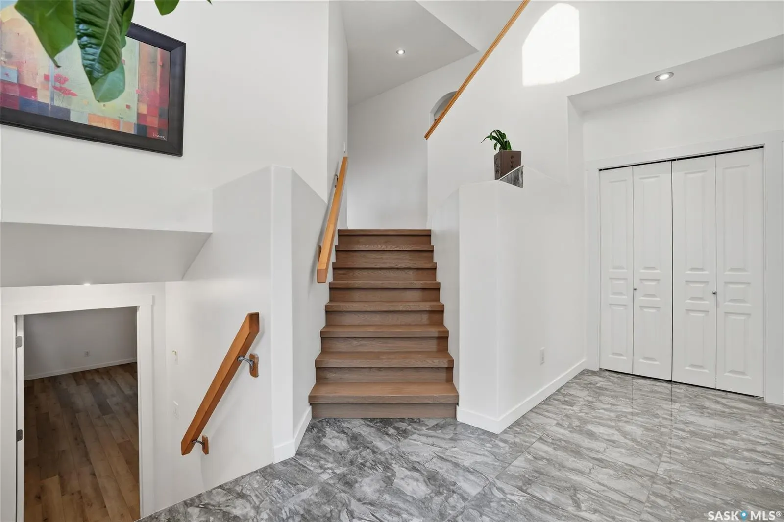 2106 Laurier CRESCENT E
