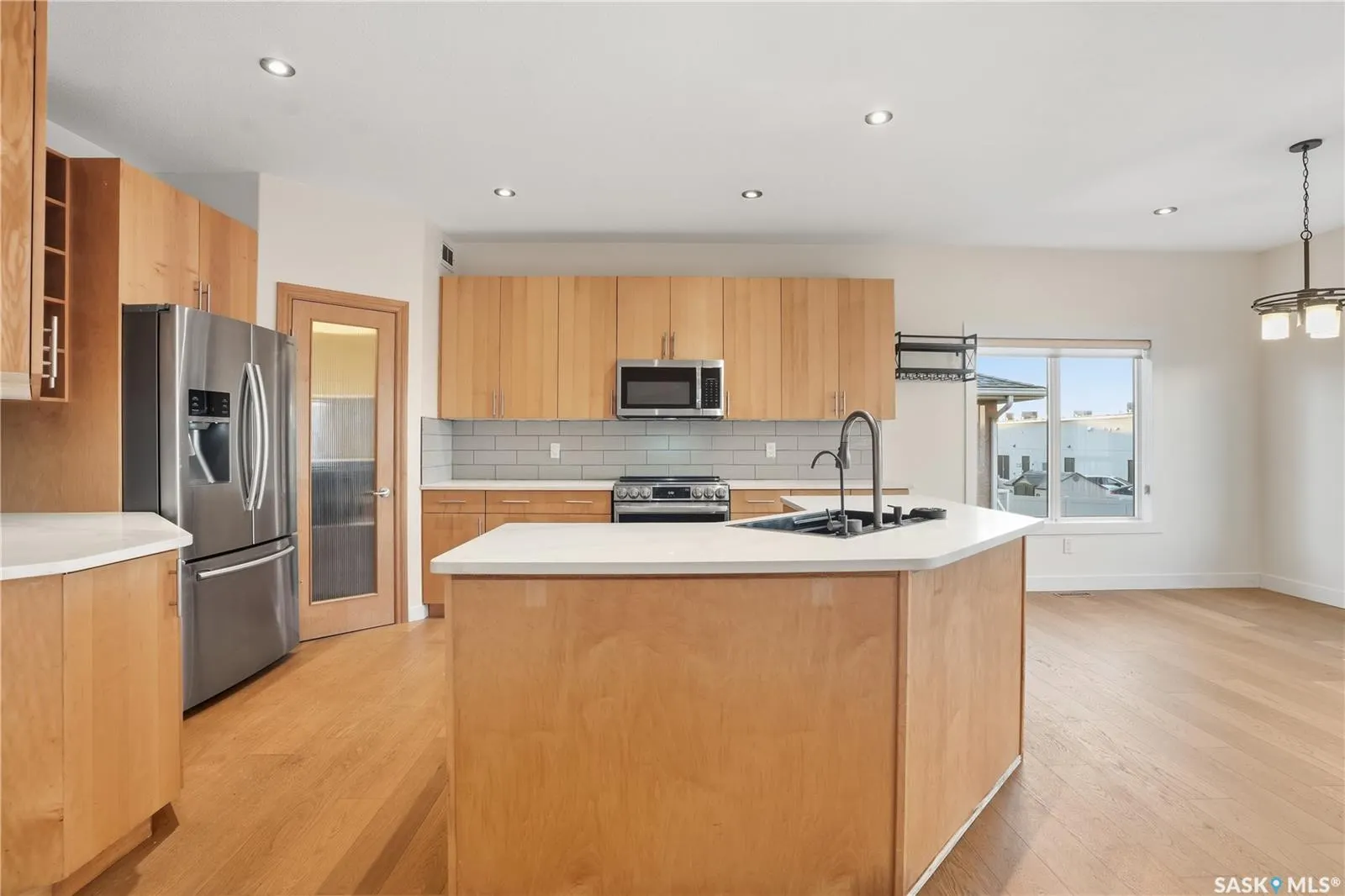 2106 Laurier CRESCENT E