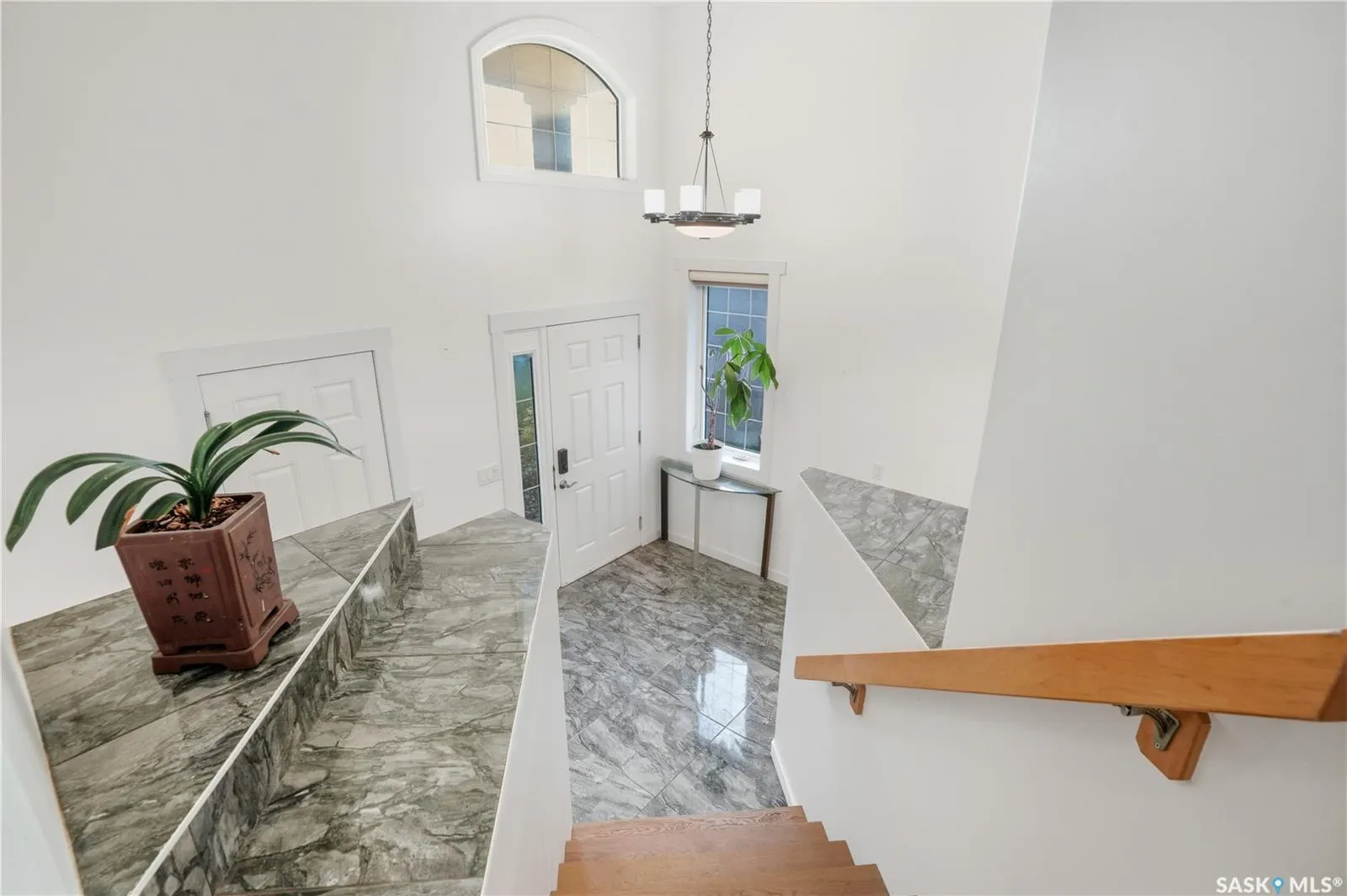 2106 Laurier CRESCENT E