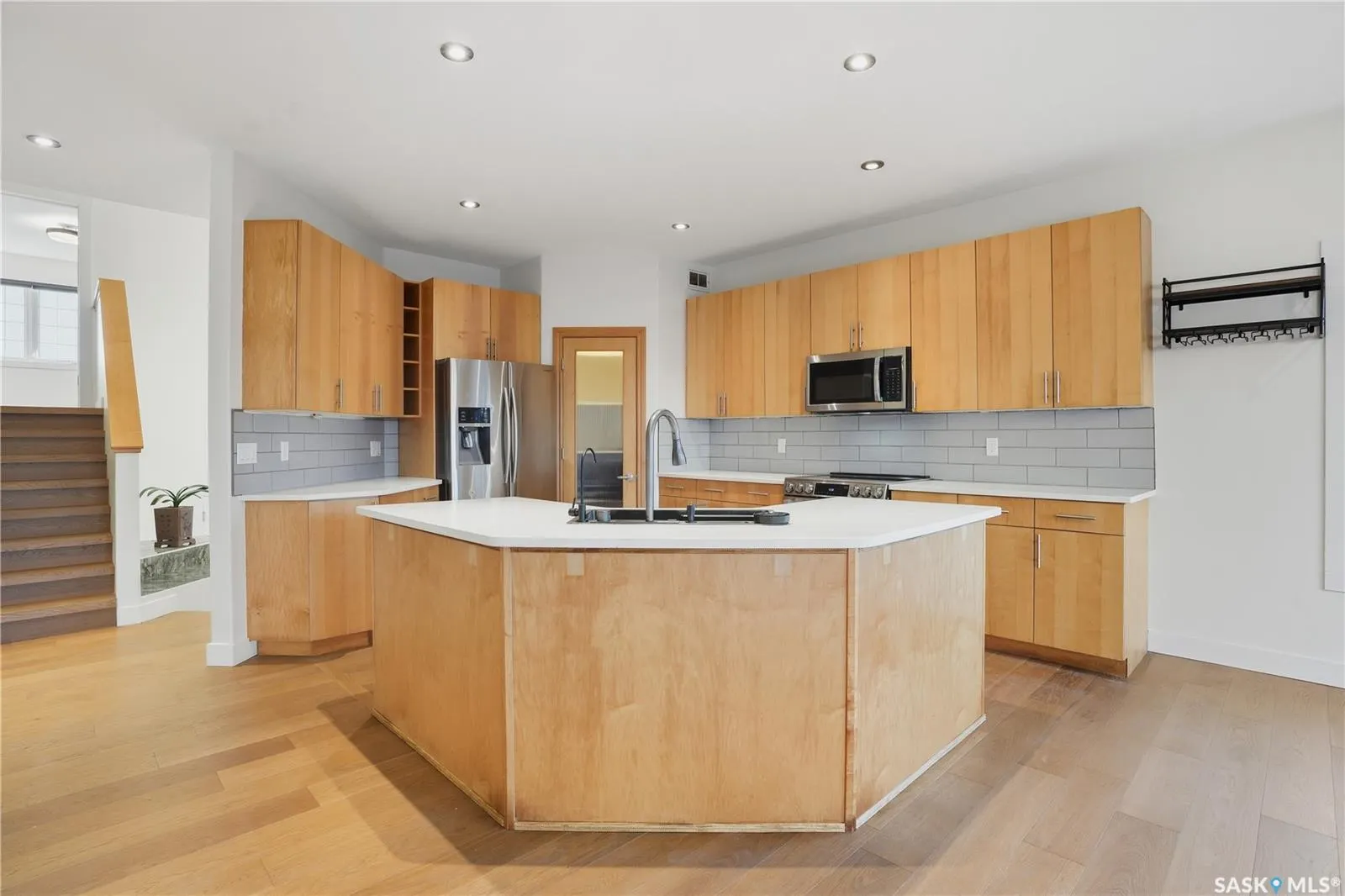 2106 Laurier CRESCENT E