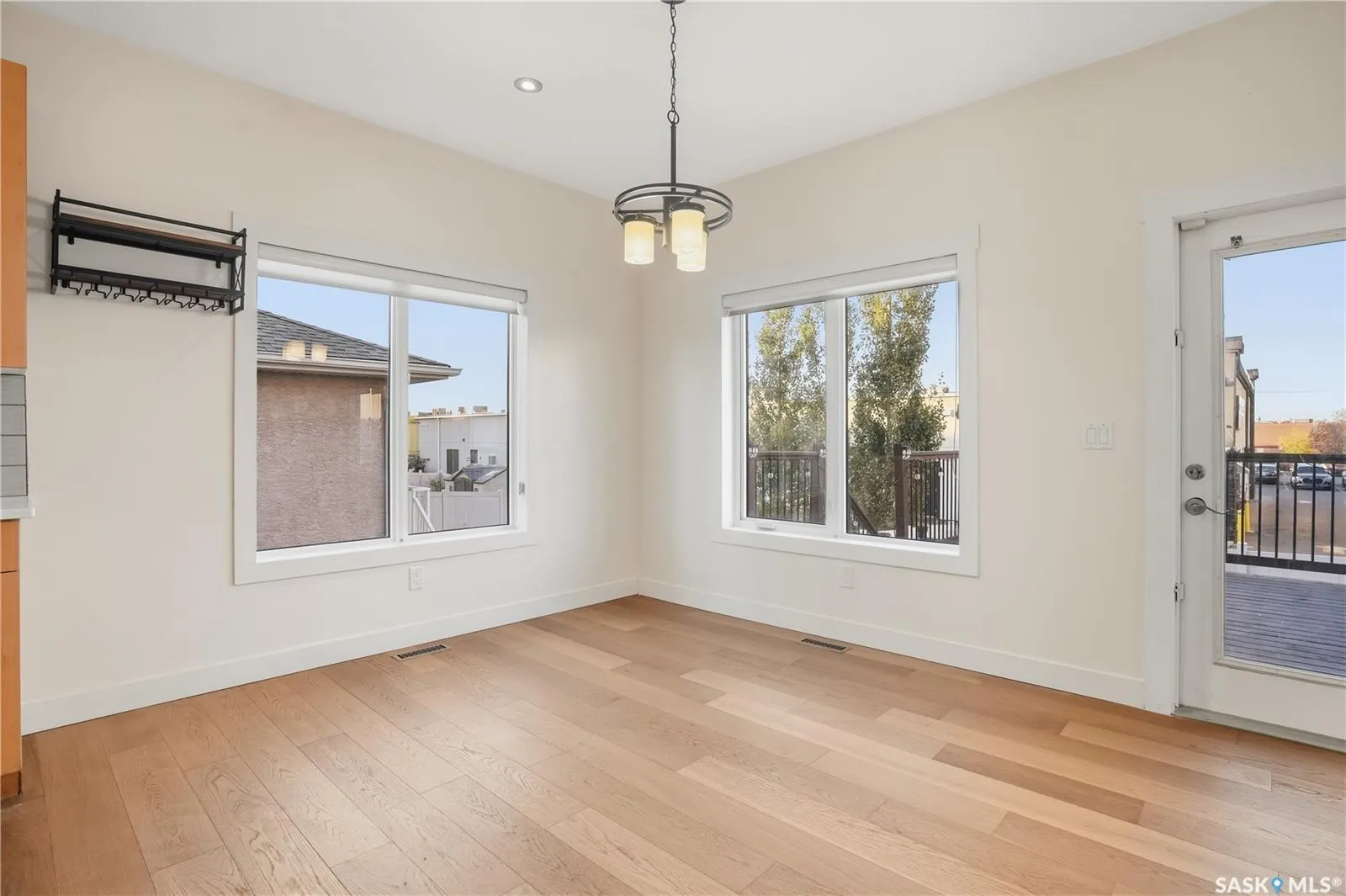 2106 Laurier CRESCENT E
