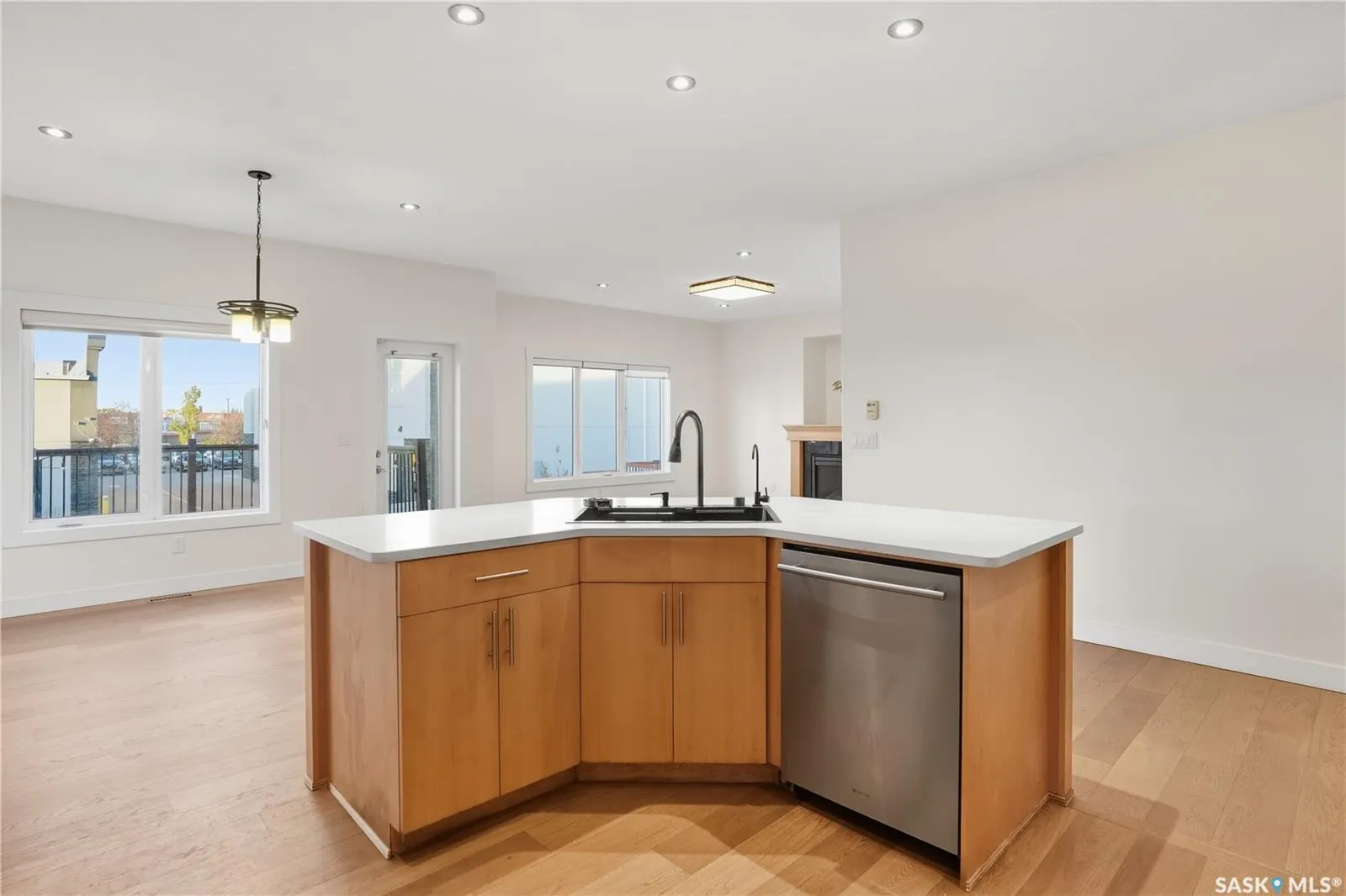 2106 Laurier CRESCENT E