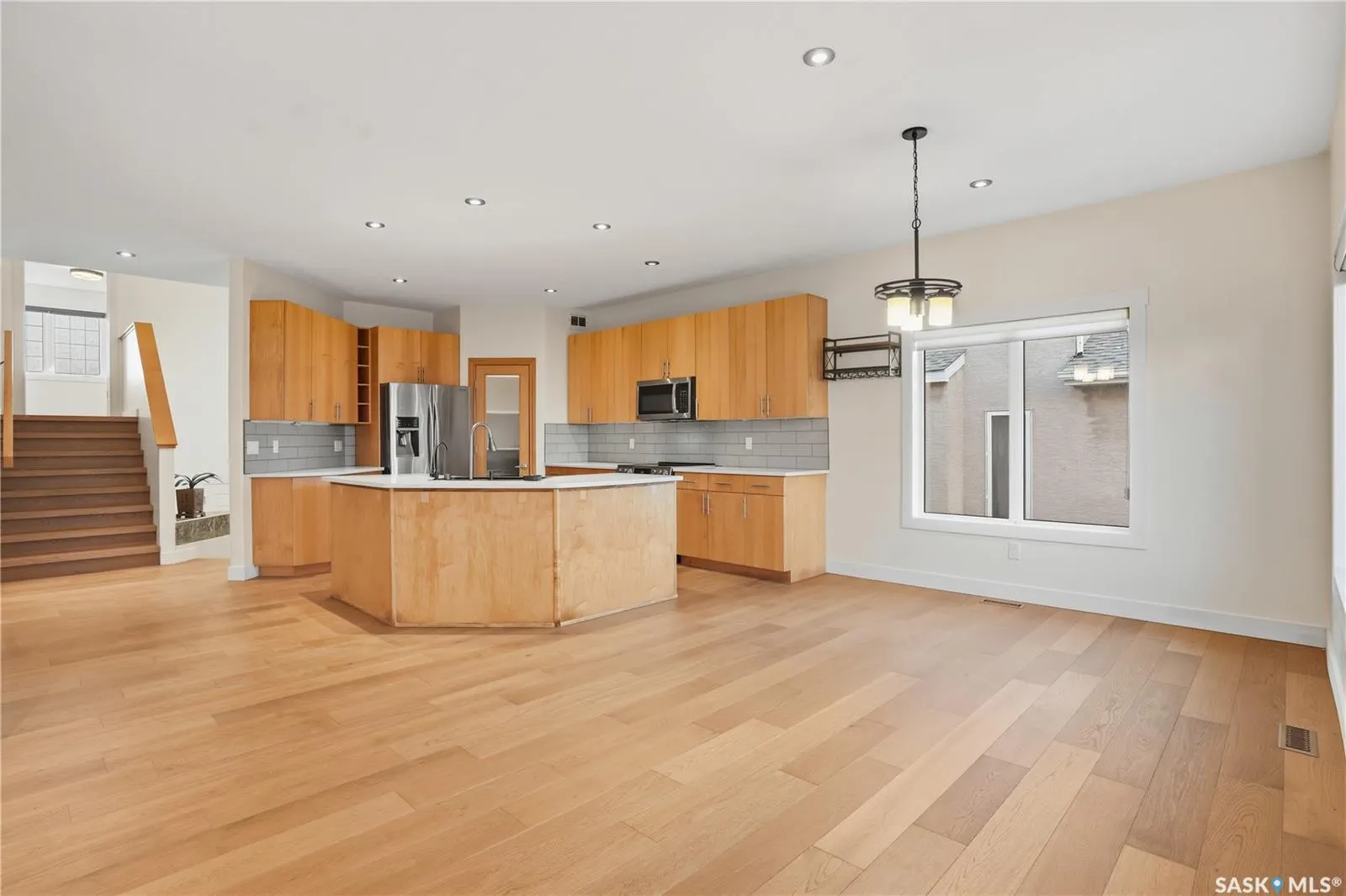 2106 Laurier CRESCENT E