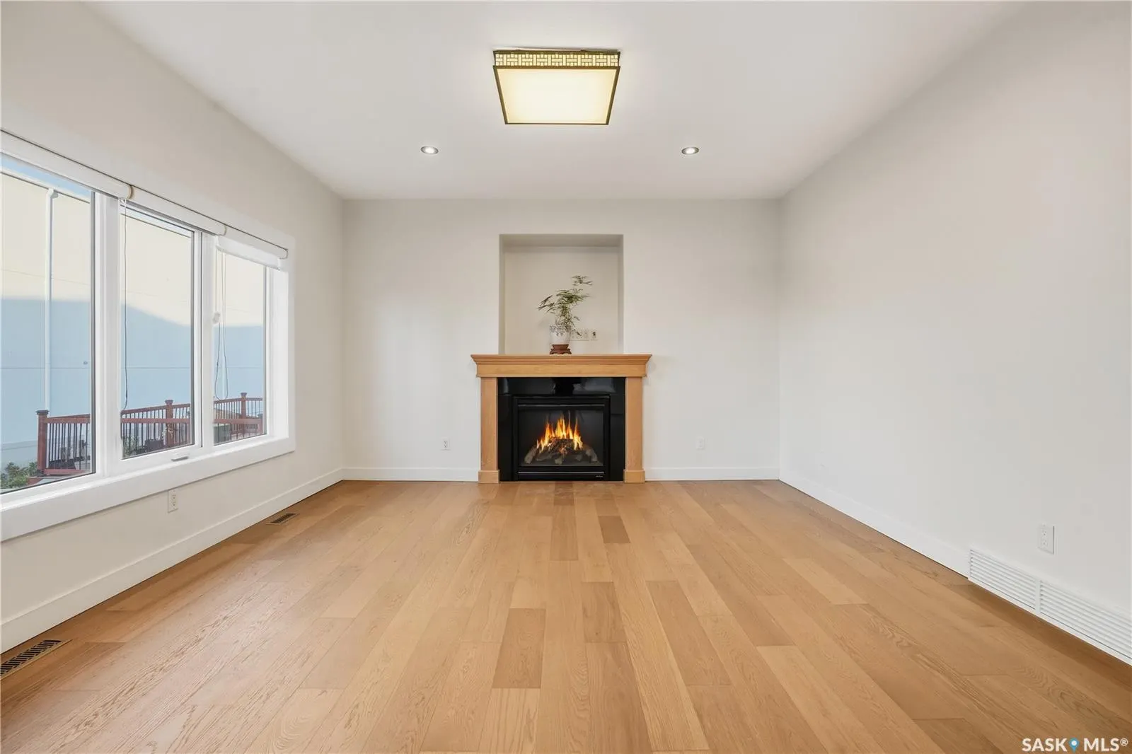 2106 Laurier CRESCENT E