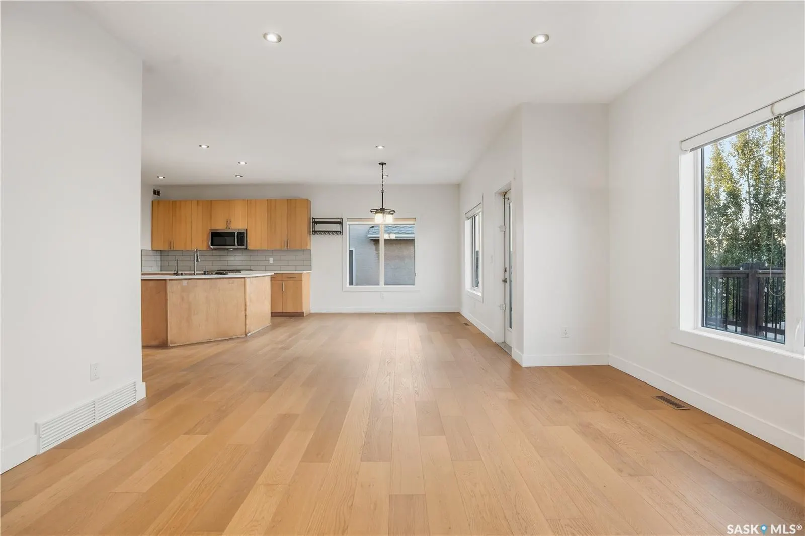 2106 Laurier CRESCENT E