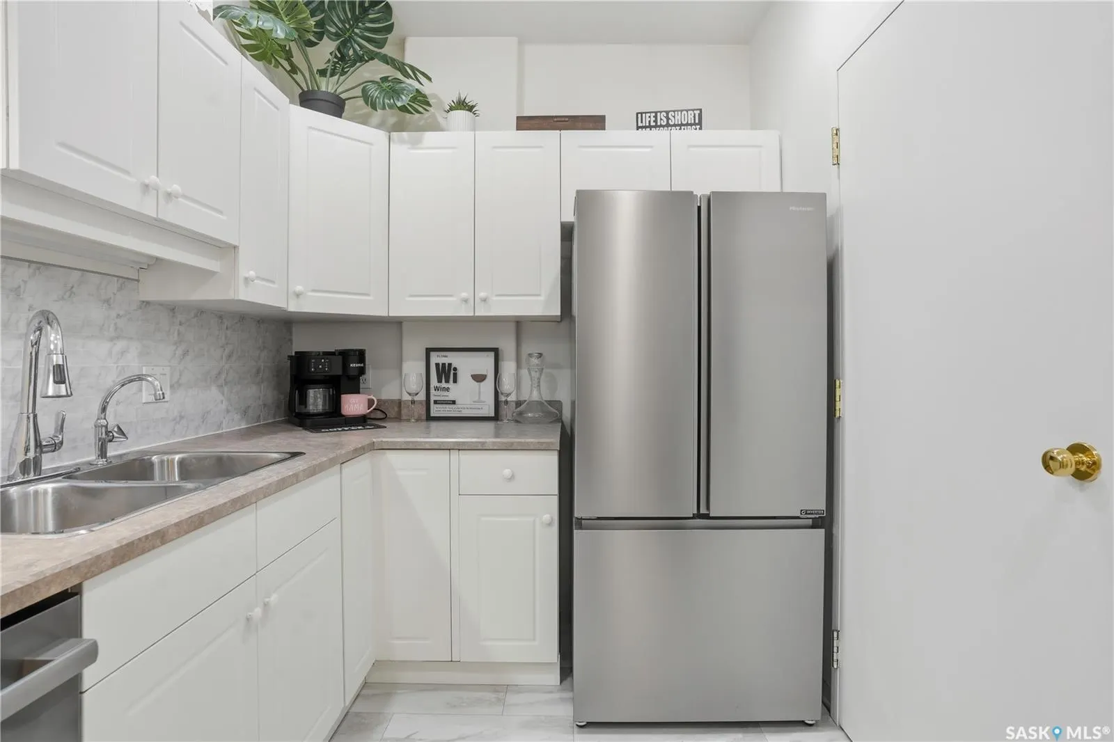 1901 VICTORIA AVENUE, #201