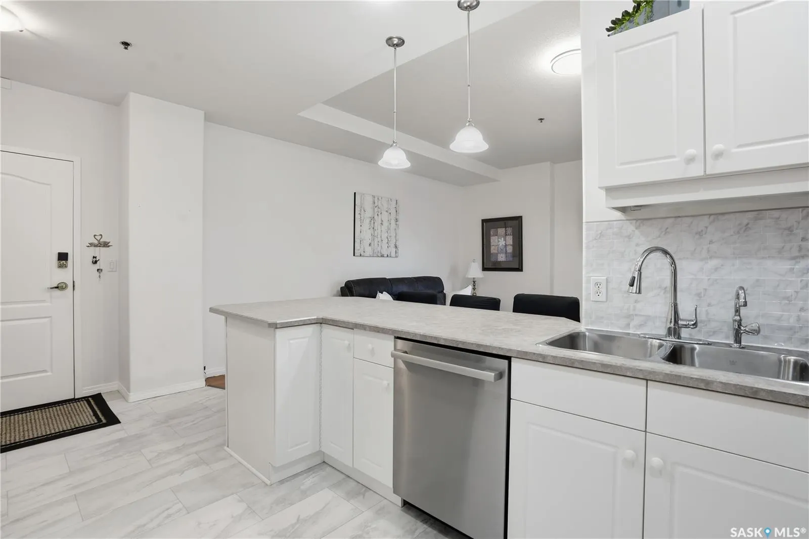1901 VICTORIA AVENUE, #201