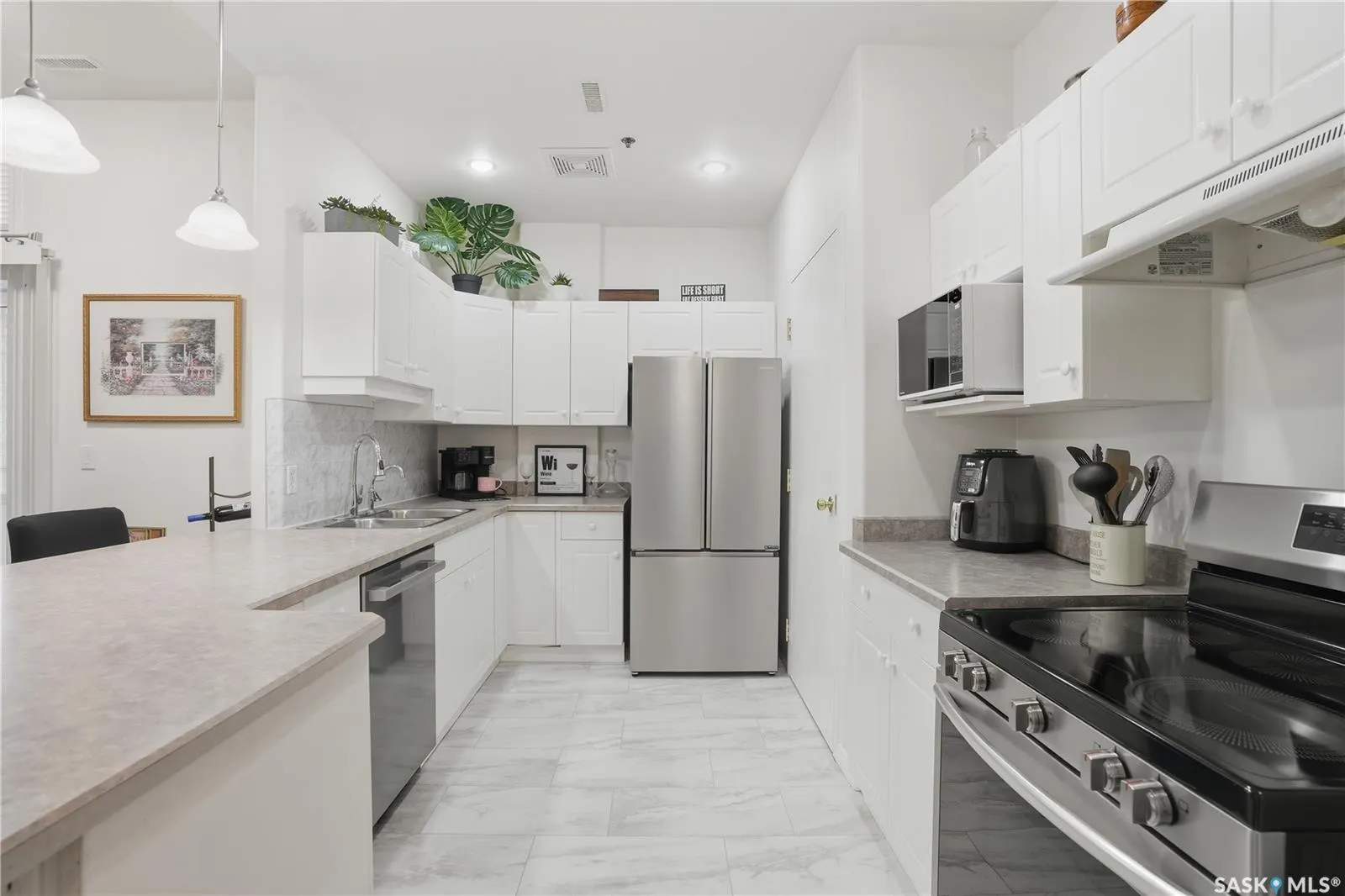 1901 VICTORIA AVENUE, #201