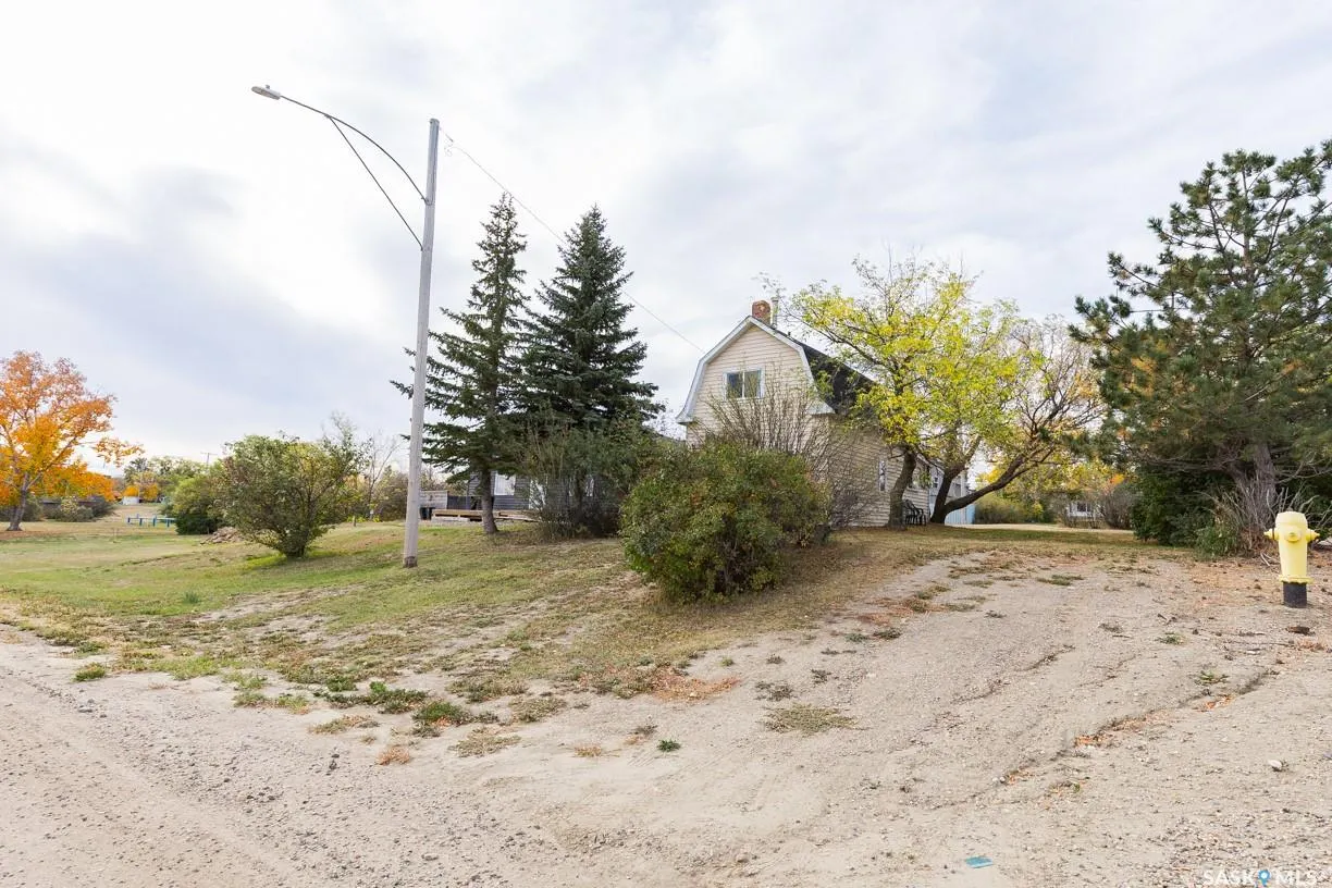 327 Railway AVENUE