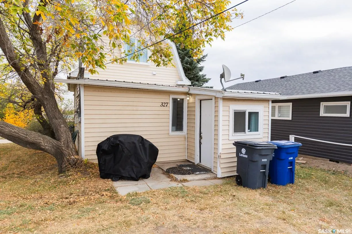 327 Railway AVENUE