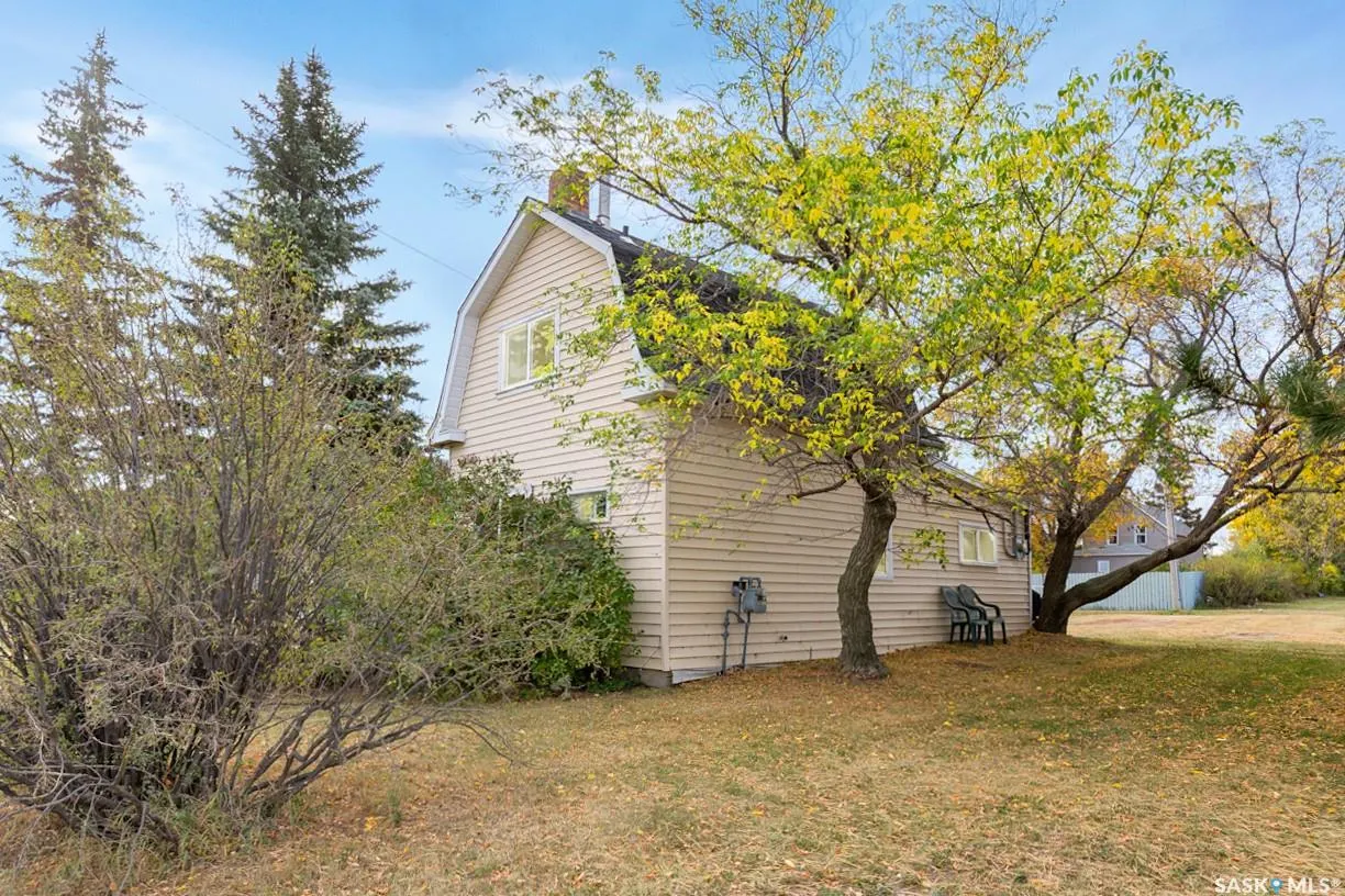 327 Railway AVENUE
