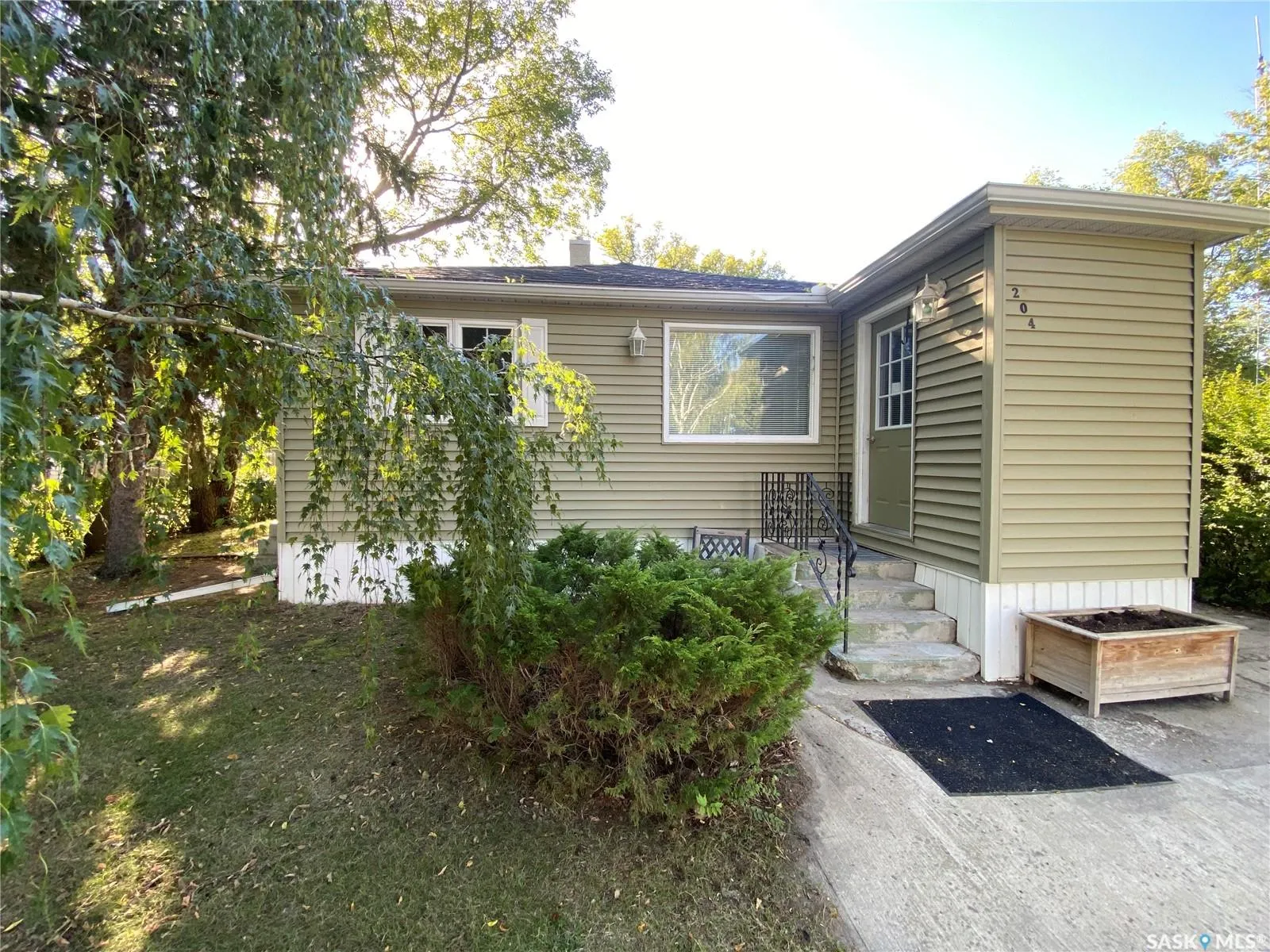 204 4th STREET E