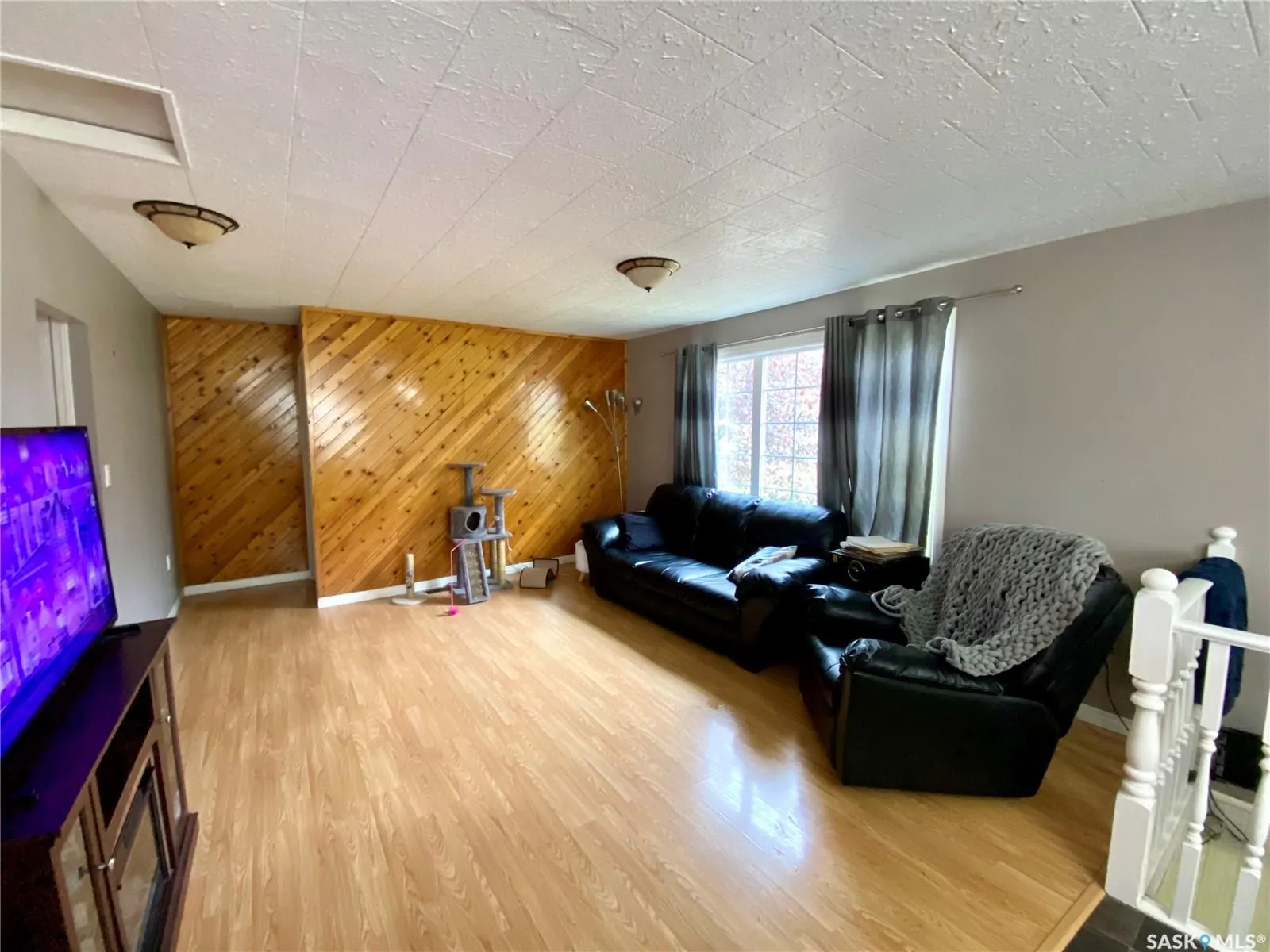 204 4th STREET E