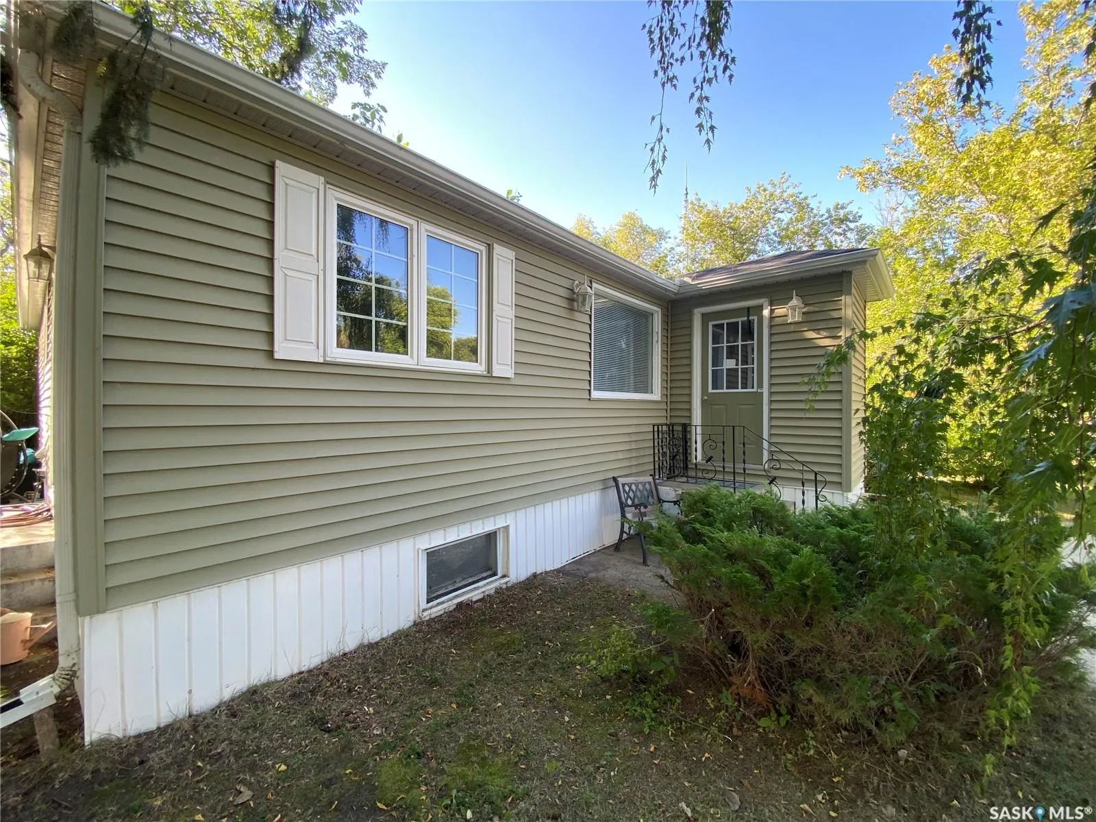 204 4th STREET E