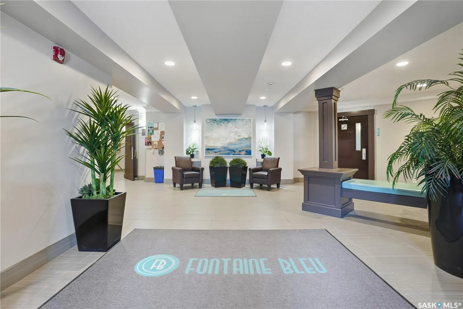 5303 Universal CRESCENT, #215