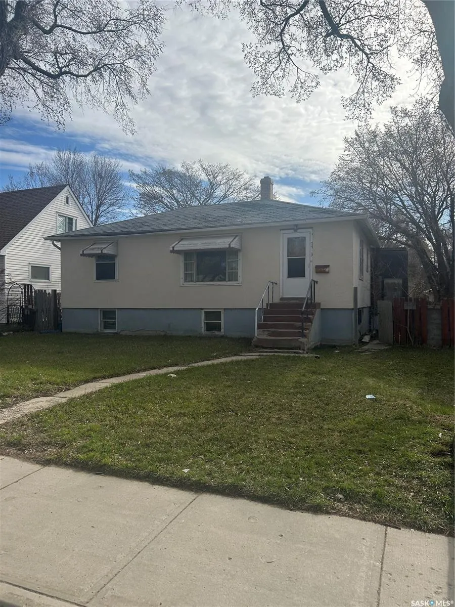 1133 Elphinstone STREET
